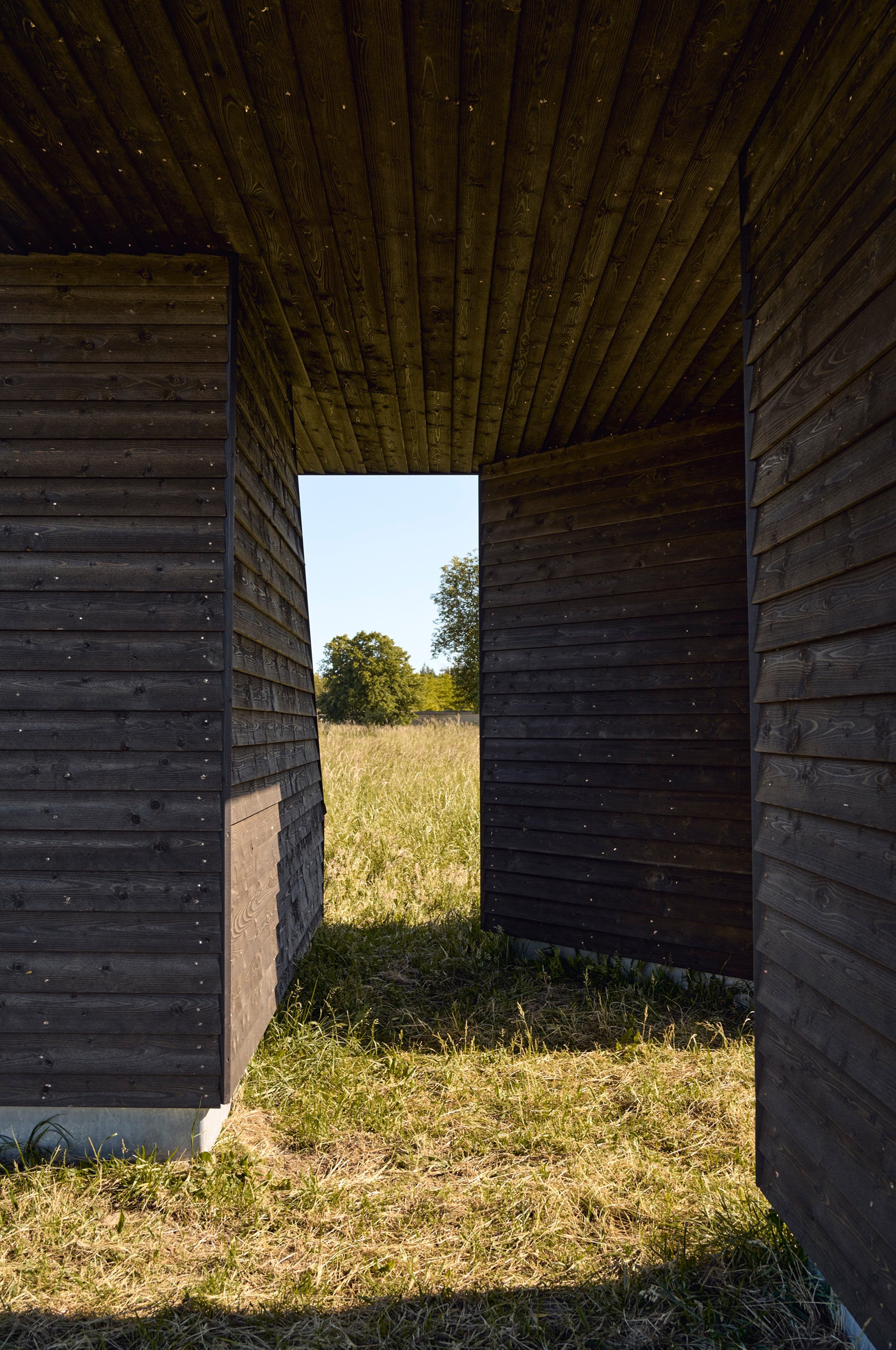 Rasmus Myrup
<i>Maison Secondaire</i>, 2025
Sortmalet fyrretræ, tømmer og stål
Fuglsang Kunstlandskab
Tilhører Fuglsang Kunstmuseum
Foto: Anders Sune Berg
