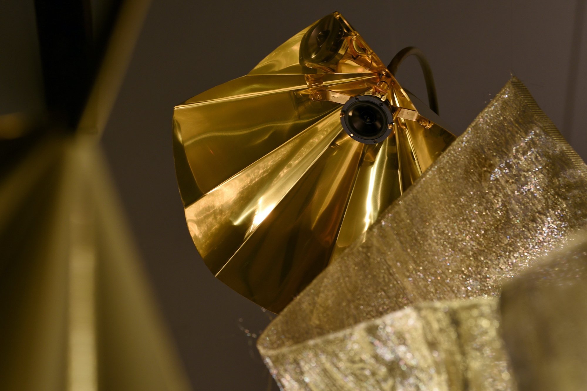 Detalje fra: <i>Eternity – Fingers Crossed</i>, højtalerskulpturer af messing, betonflise, tekstil af ståltråd og guldtråd, duft. 2024. Foto: Ole Jørgensen