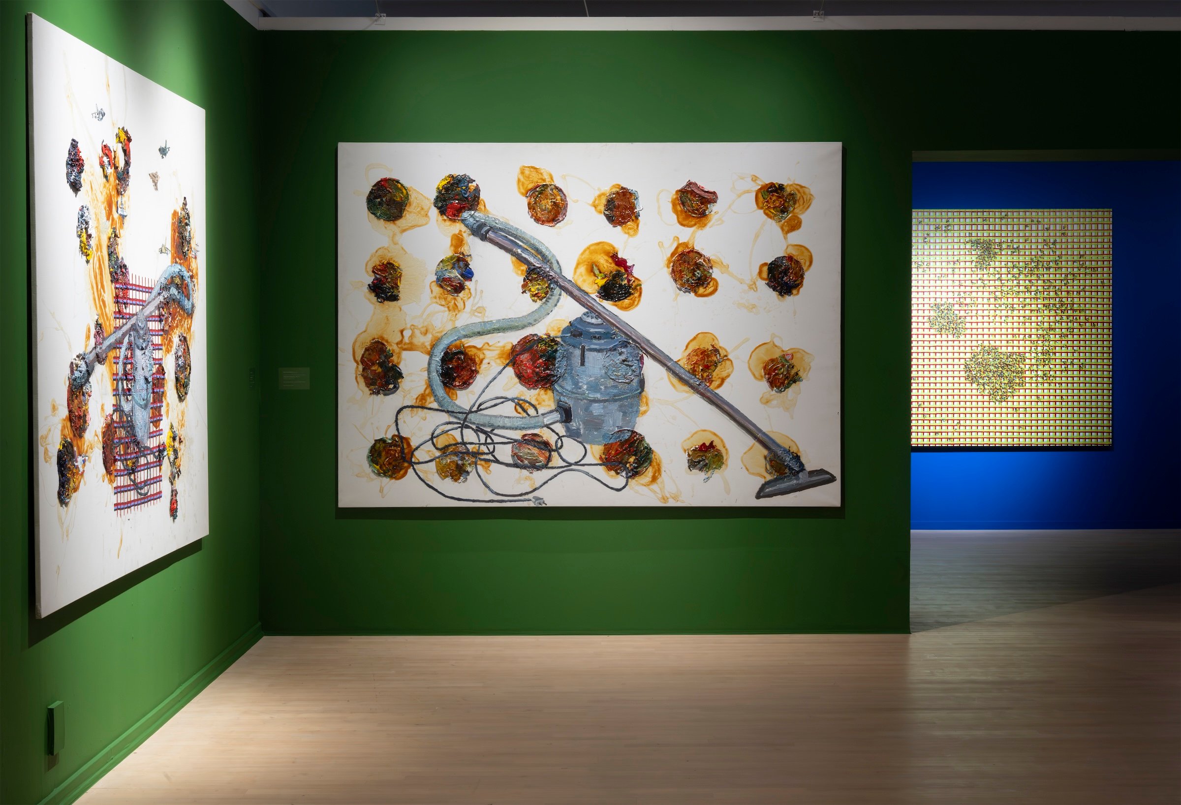 Billeddomino 2025 - installationsfoto med Venus og Mars II, 1985 - Horsens Kunstmuseum, Forskellig aura, 1984 - Esbjerg Kunstmuseum + Engle over Berlin. Udsigt over Auguststrasse, 2004 - Inge Ellegaard Estate - Foto Torben E Meyer