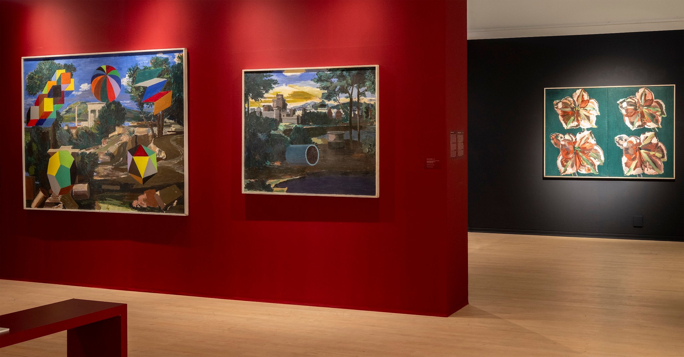 Billeddomino 2025 - installationsfoto med Figurer i klassisk landskab, 1989 - privateje, Klassisk landskab med rør, 1991 - Inge Ellegaard Estate + 4 Amaryllis - tidsdimension, 1992 - Sorø Kunstmuseum - Foto Torben E Meyer