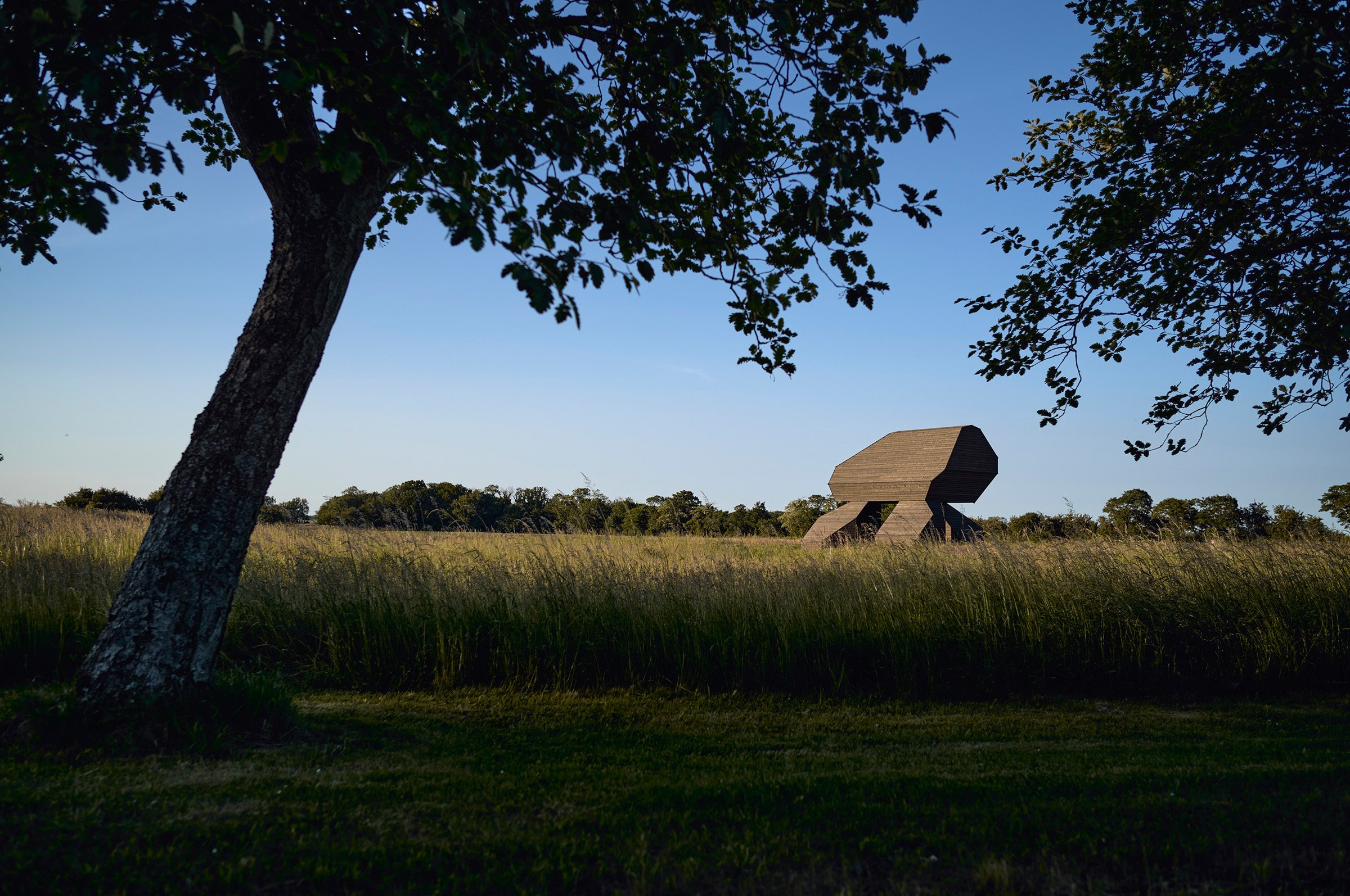 Rasmus Myrup, <i>Maison Secondaire</i>, 2025. <br />Sortmalet fyrretræ, tømmer og stål. Fuglsang Kunstlandskab.<br />Tilhører Fuglsang Kunstmuseum. Foto: Anders Sune Berg<br />