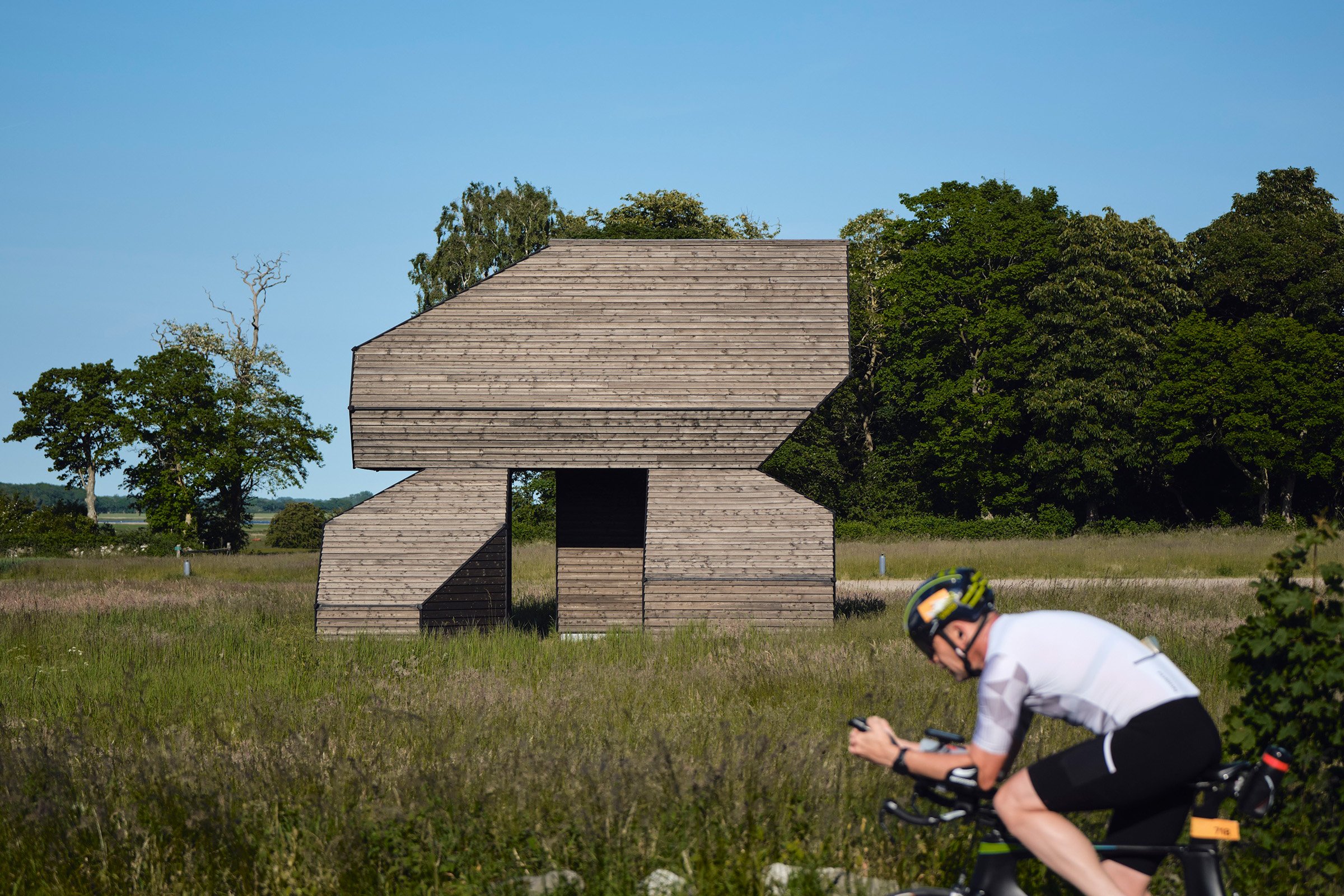Rasmus Myrup
<i>Maison Secondaire</i>, 2025
Sortmalet fyrretræ, tømmer og stål
Fuglsang Kunstlandskab
Tilhører Fuglsang Kunstmuseum
Foto: Anders Sune Berg
