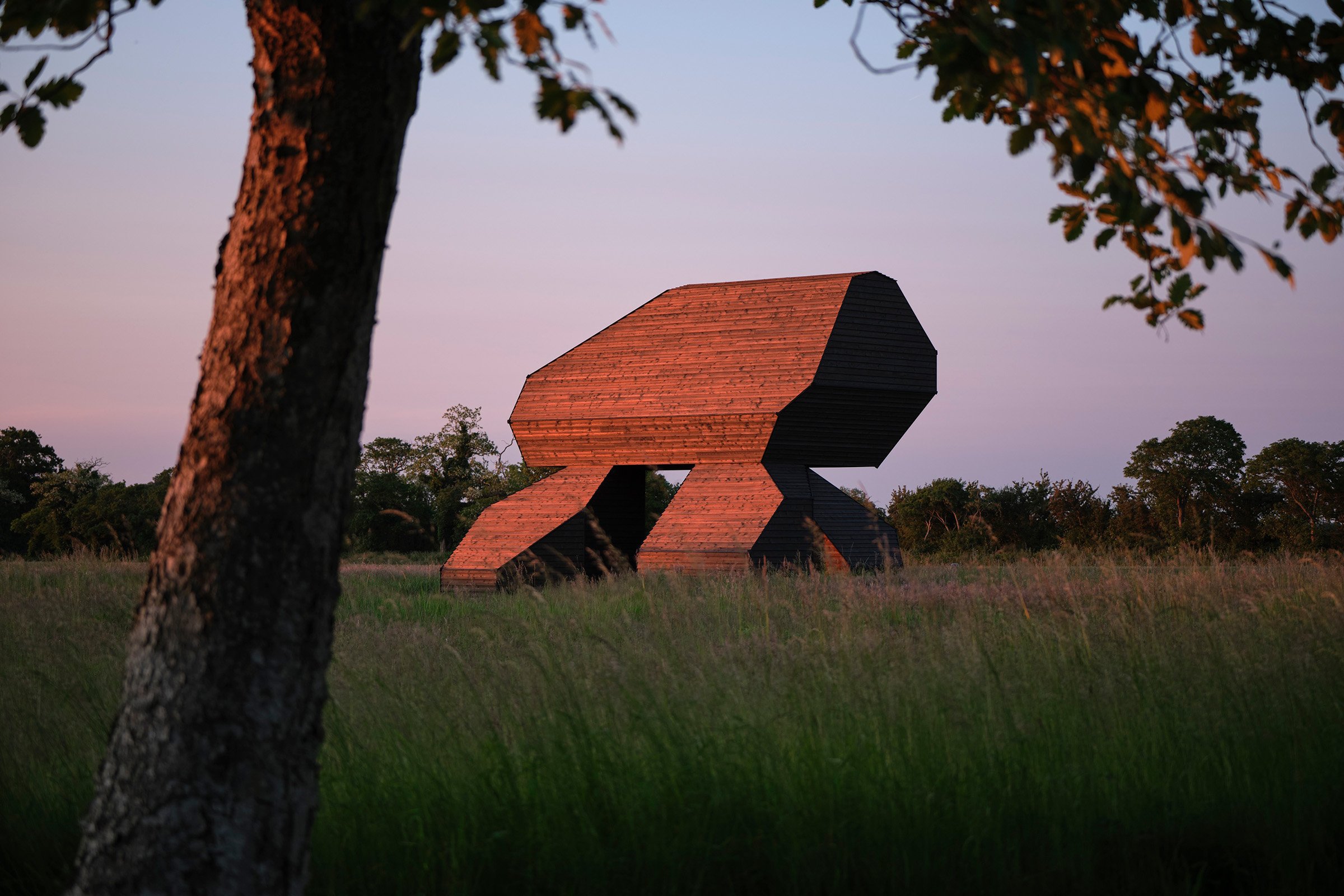 Rasmus Myrup
<i>Maison Secondaire</i>, 2025
Sortmalet fyrretræ, tømmer og stål
Fuglsang Kunstlandskab
Tilhører Fuglsang Kunstmuseum
Foto: Anders Sune Berg
