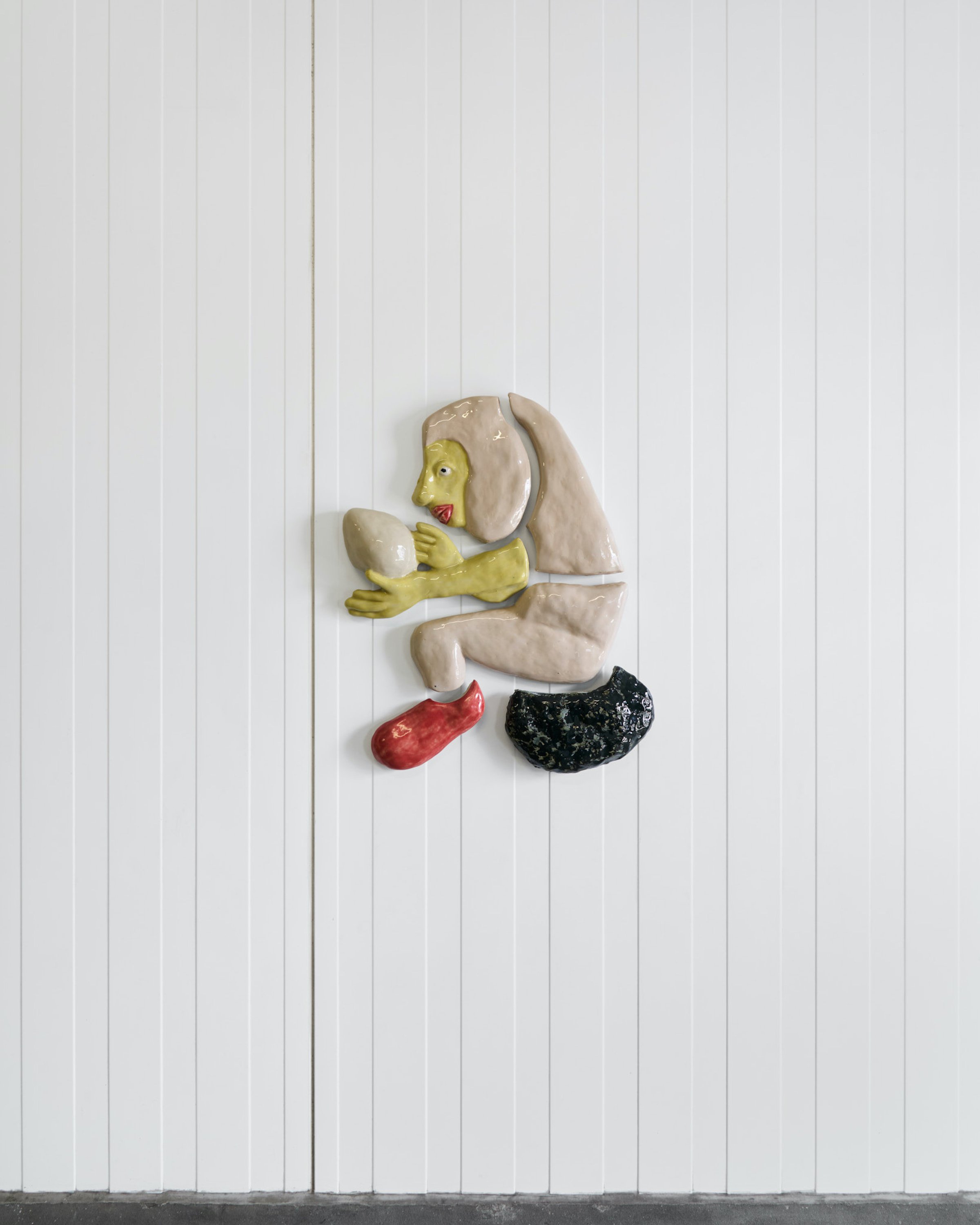 Mette Rasmussen. Ægget, 2025 Glaseret stentøj. Foto: Brian Kure