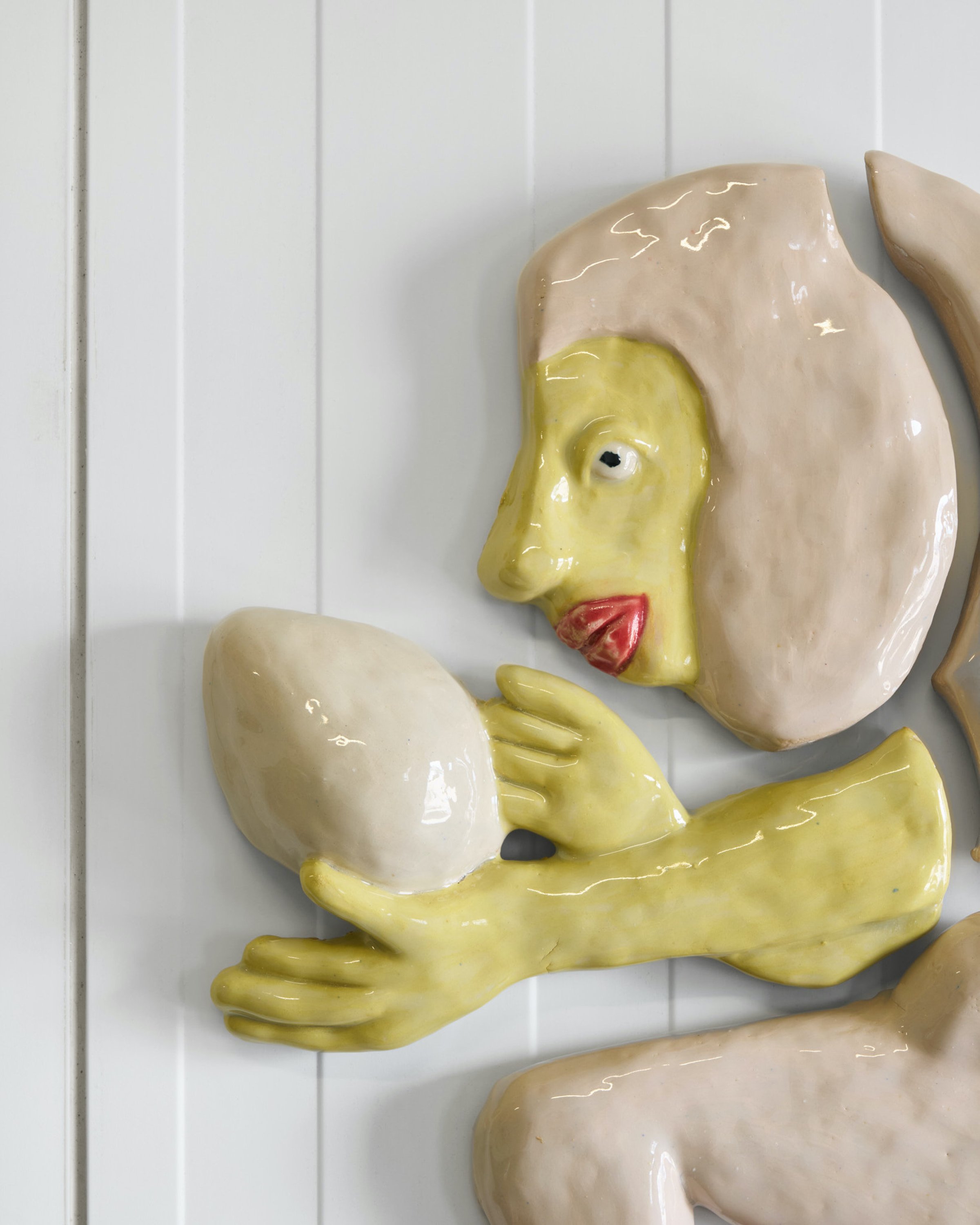 Mette Rasmussen. Ægget, 2025 Glaseret stentøj. Foto: Brian Kure