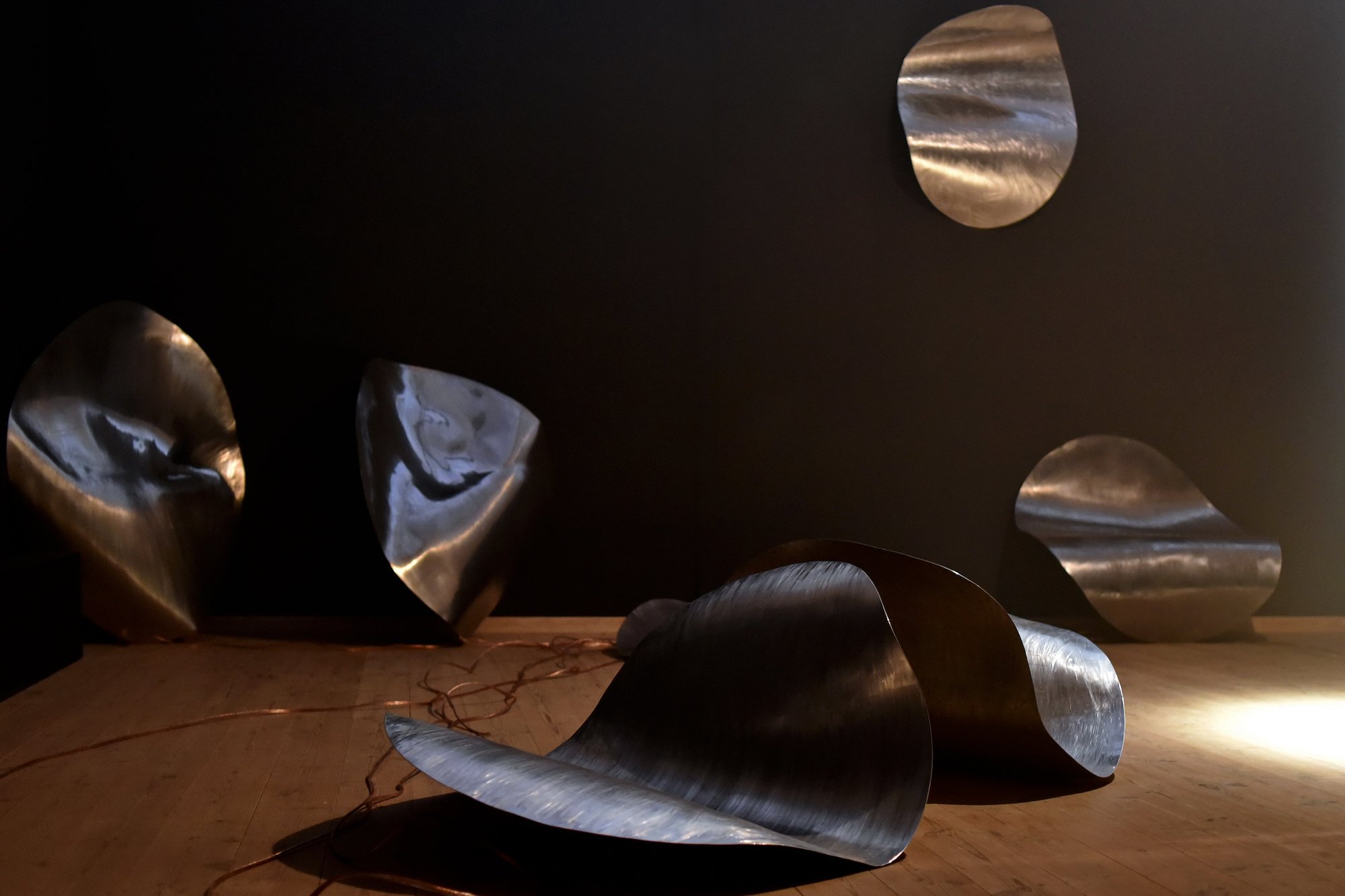 <i>Cosmic Top Secret</i>, stål, aluminium, lyd. 2023 – 2024. Foto: Ole Jørgensen