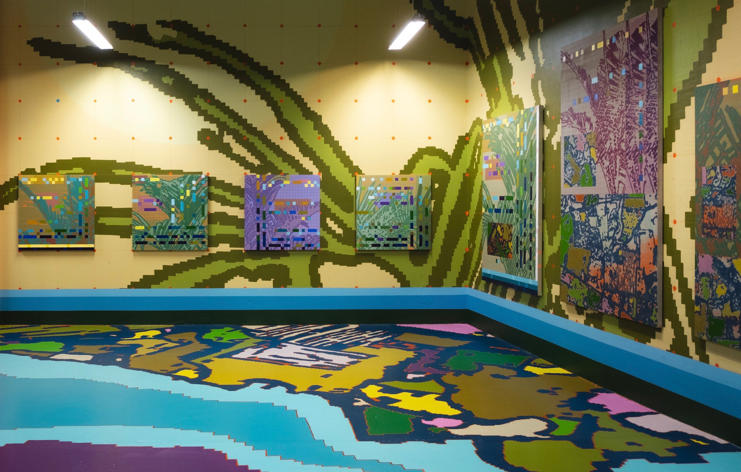 Installationsfoto med Peter Birk, Digital Plante Kode I-IIII, 2025 + Teknisk Tavle med Plante og Landskabs Matematik I-III, 2025 - foto Marcus Fay