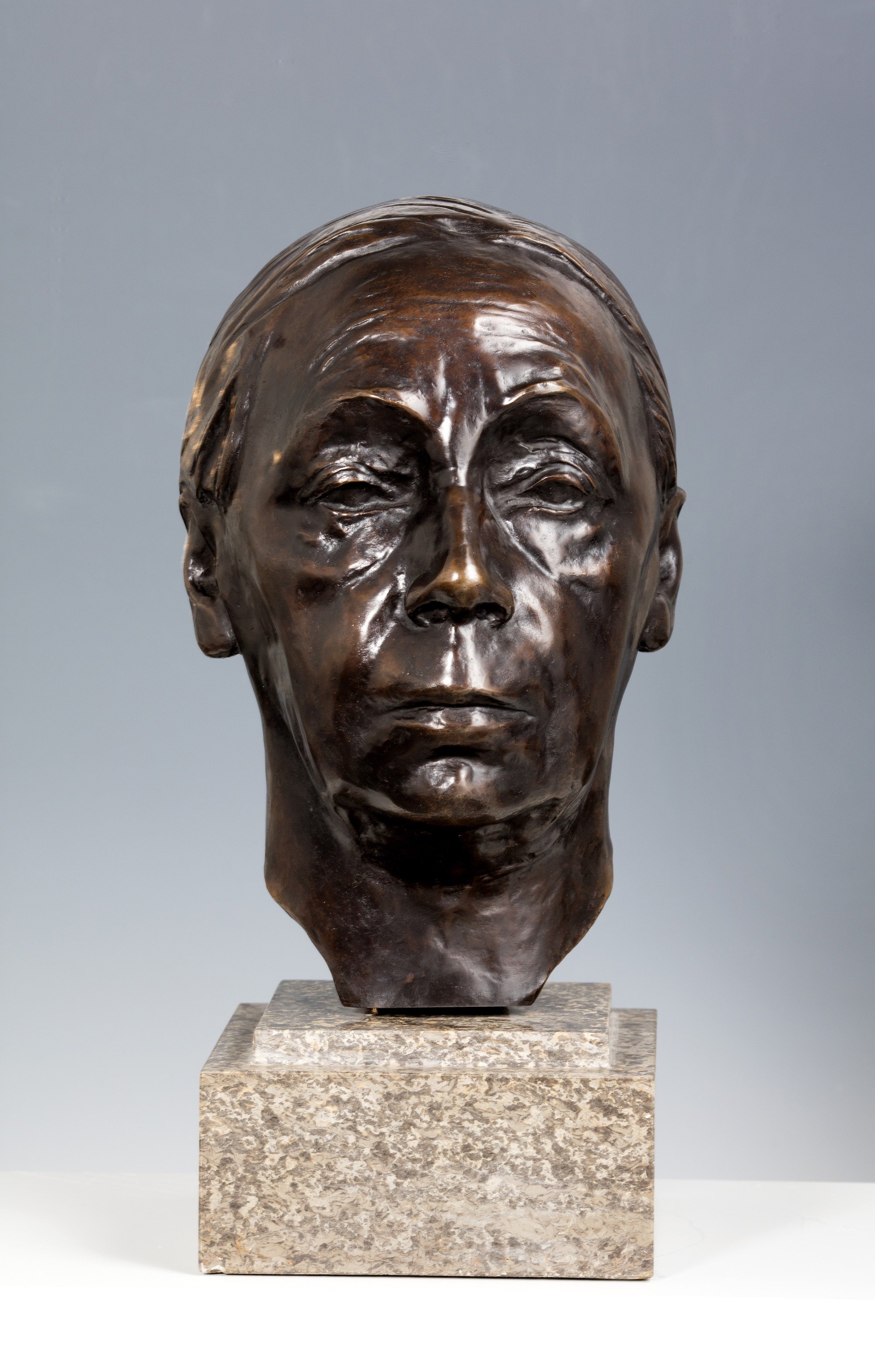 Käthe Kollwitz (1867–1945), <i>Selvportræt (hoved)</i>, 1926–32 (efter 1945). Marmor, bronze, 48 x 23 x 29 cm (med sokkel). Kunstfond Dr. Hans-Joachim og Elisabeth Bönsch