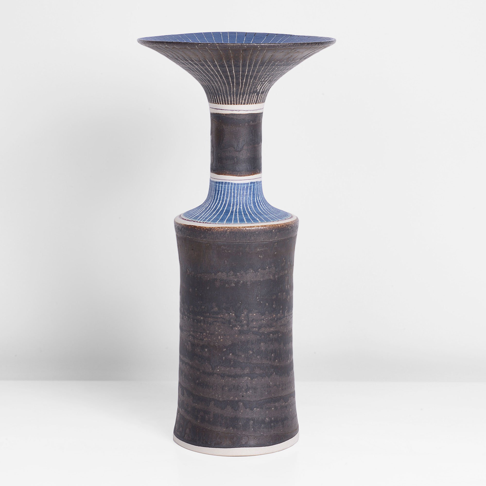 Lucie Rie, <i>Vase</i>, ca. 1978. Porcelæn med sgraffitodekoration, gylden mangan-
og indlagt blå glasur, 21 cm høj. Privateje. Foto med tilladelse fra Maak.
