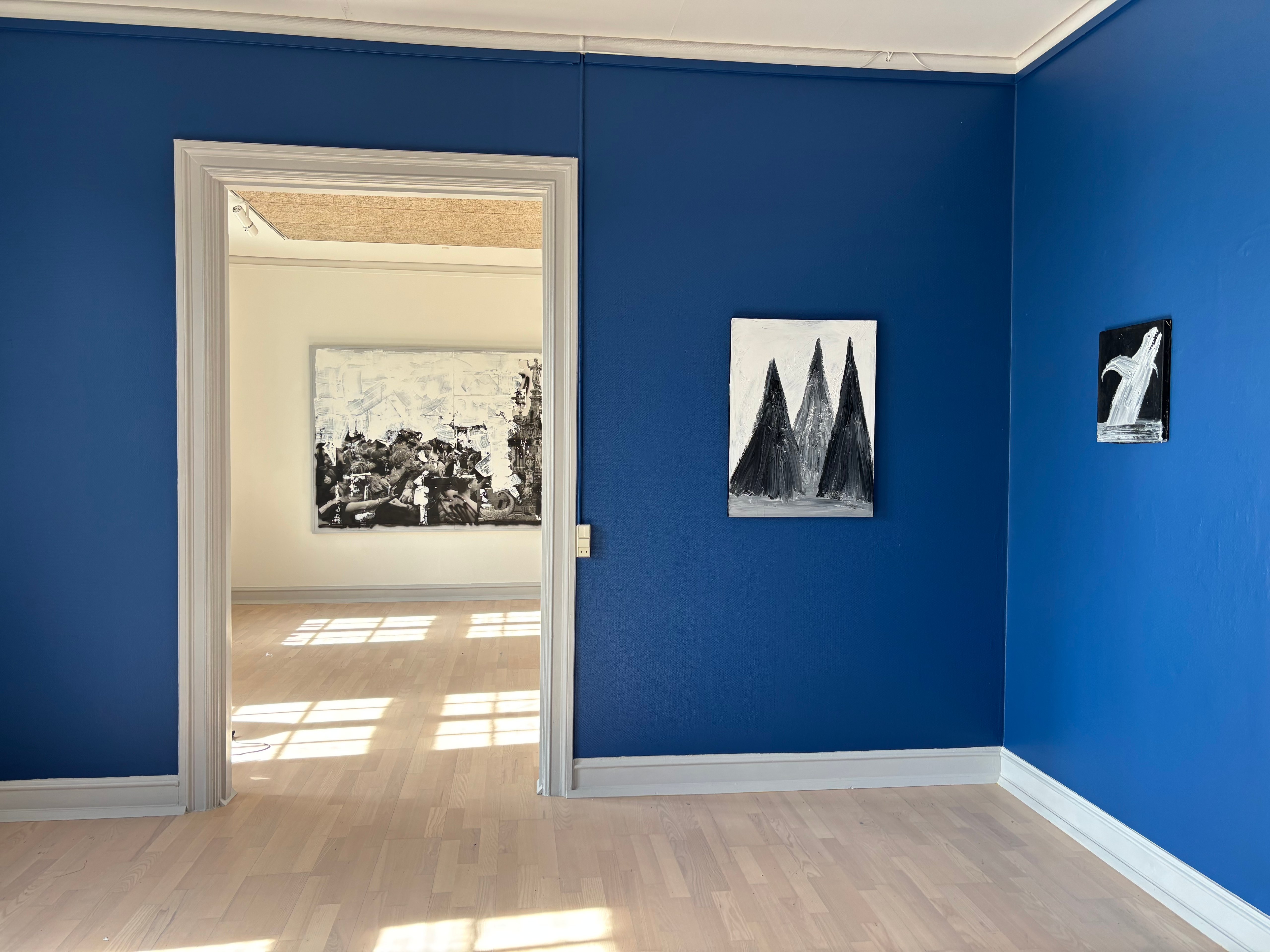 Udstillingen Timeline på Odsherreds Kunstmuseum er Næblerød og Aguilas sort-hvide pendant, til Places Like This. Nye værker og et tilbageblik på kunstnernes kunsstorm projekter i Odsherred.