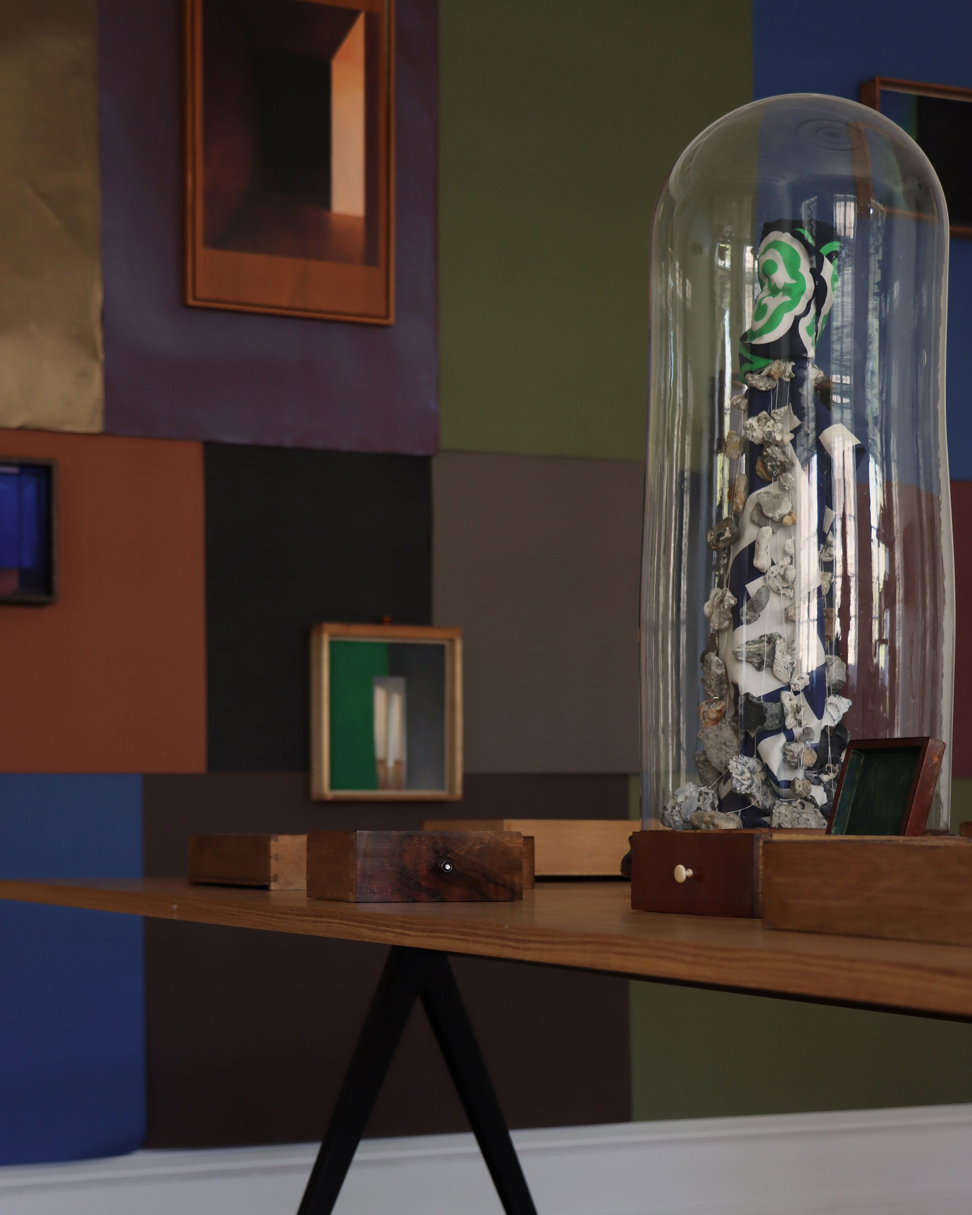 Installationsview fra udstillingen <i> Sten - Skelet - Silhuet</i>. Foto: Frieda Kroegholt