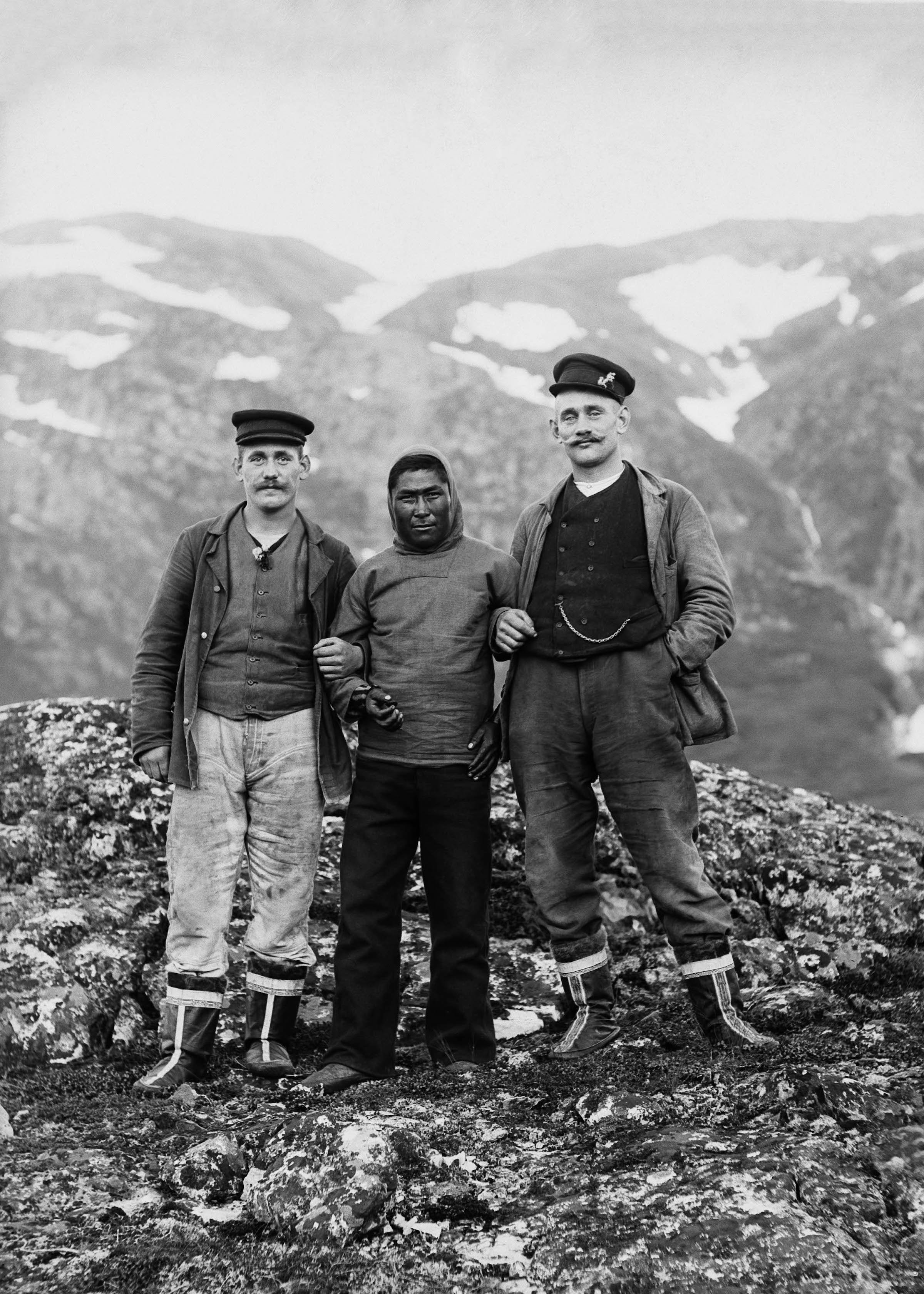 Art Matter 5 Inuuteq Storch Mirrored 2021 Courtesy kunstneren og Wilson Saplana Gallery Digitale scanninger fra originale glasnegativer ca 1880-1930 Copyright Grønlands Nationalmuseum og Arkiv