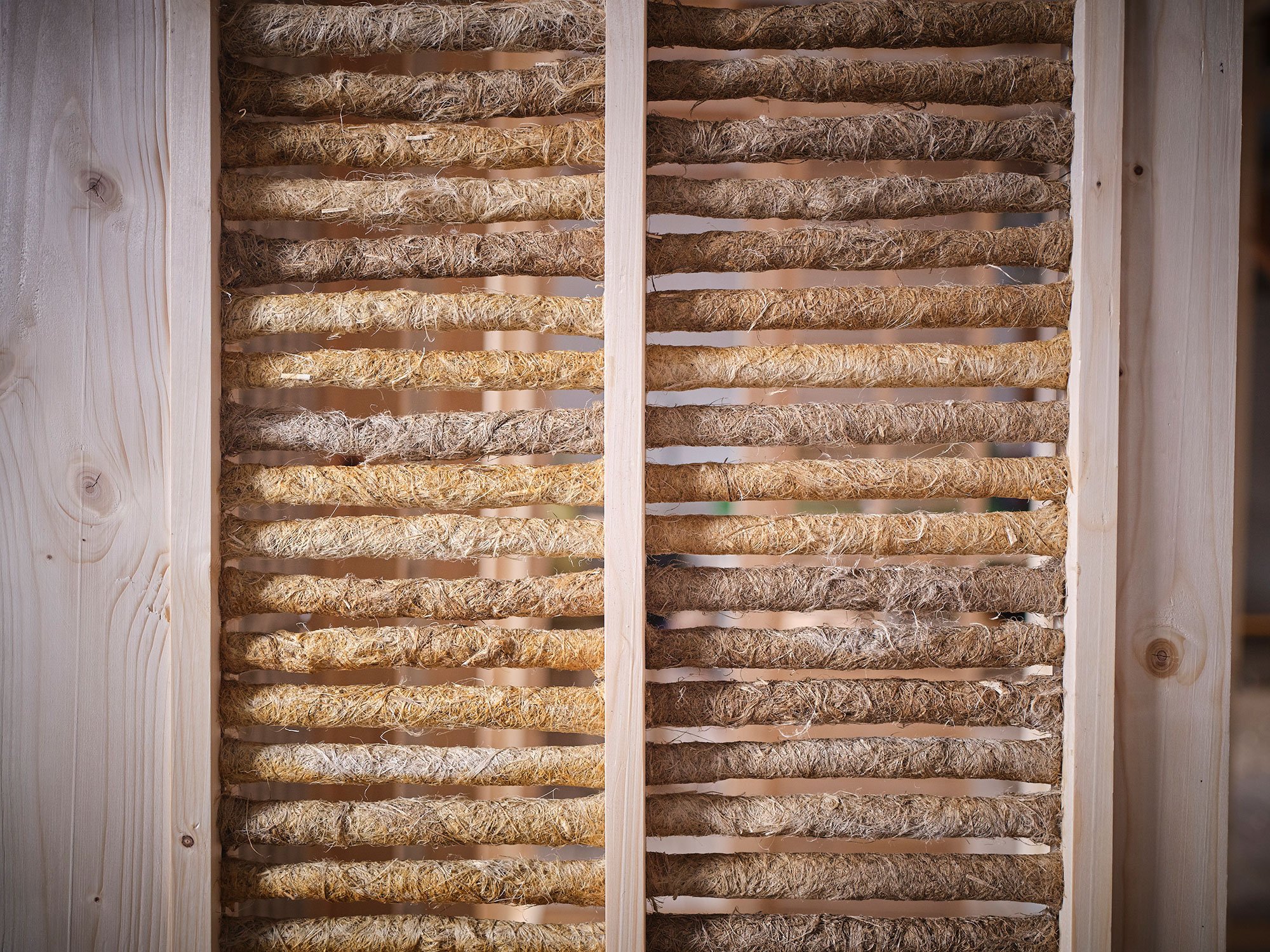 Vindues-skodder lavet af rullede hampefibre af Sara Martinsen. Foto: Kristian Holm