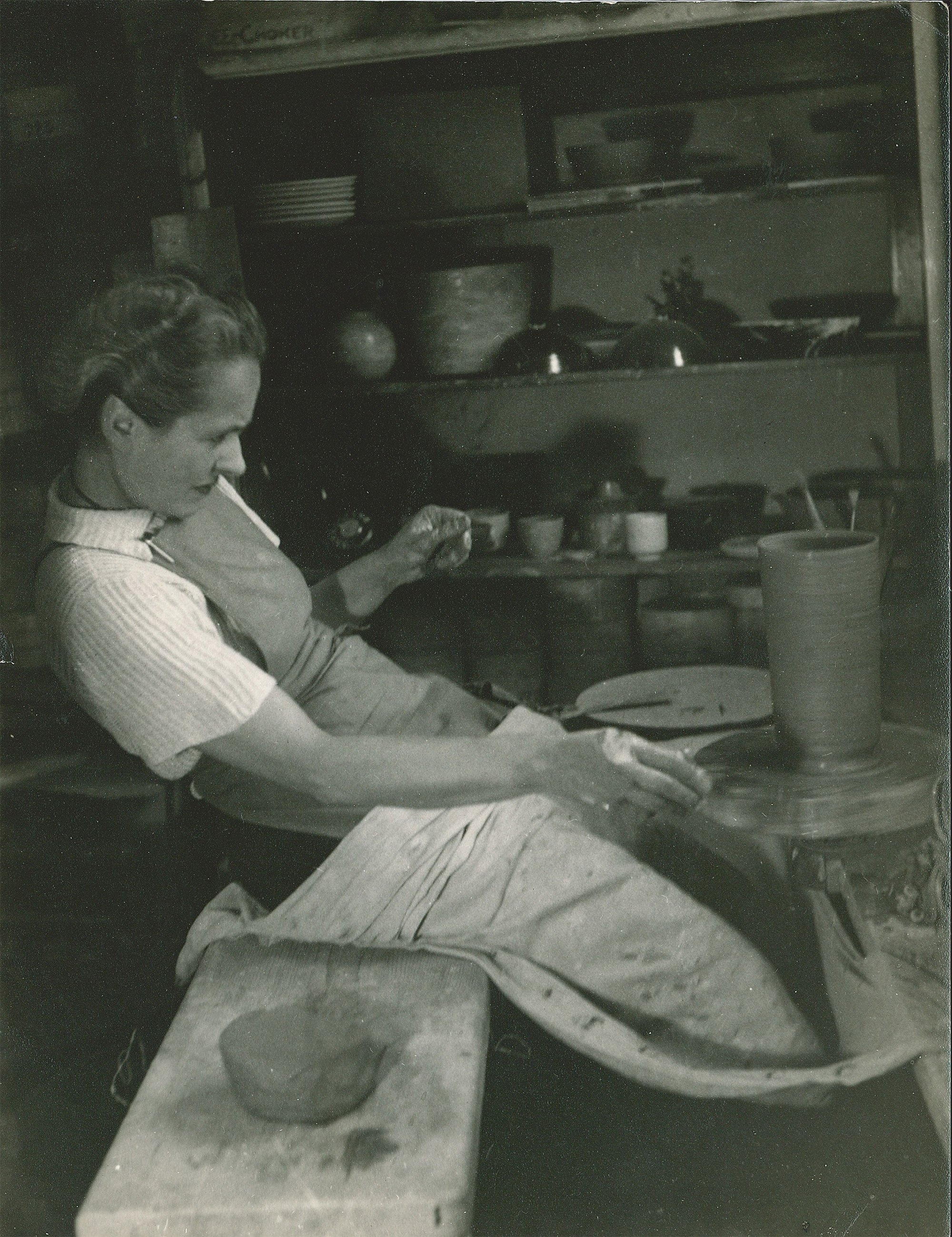 Lucie Rie ved drejeskiven, London, 1950’erne. Med tilladelse fra Lucie Rie Archive, Sainsbury Centre, UEA 5047