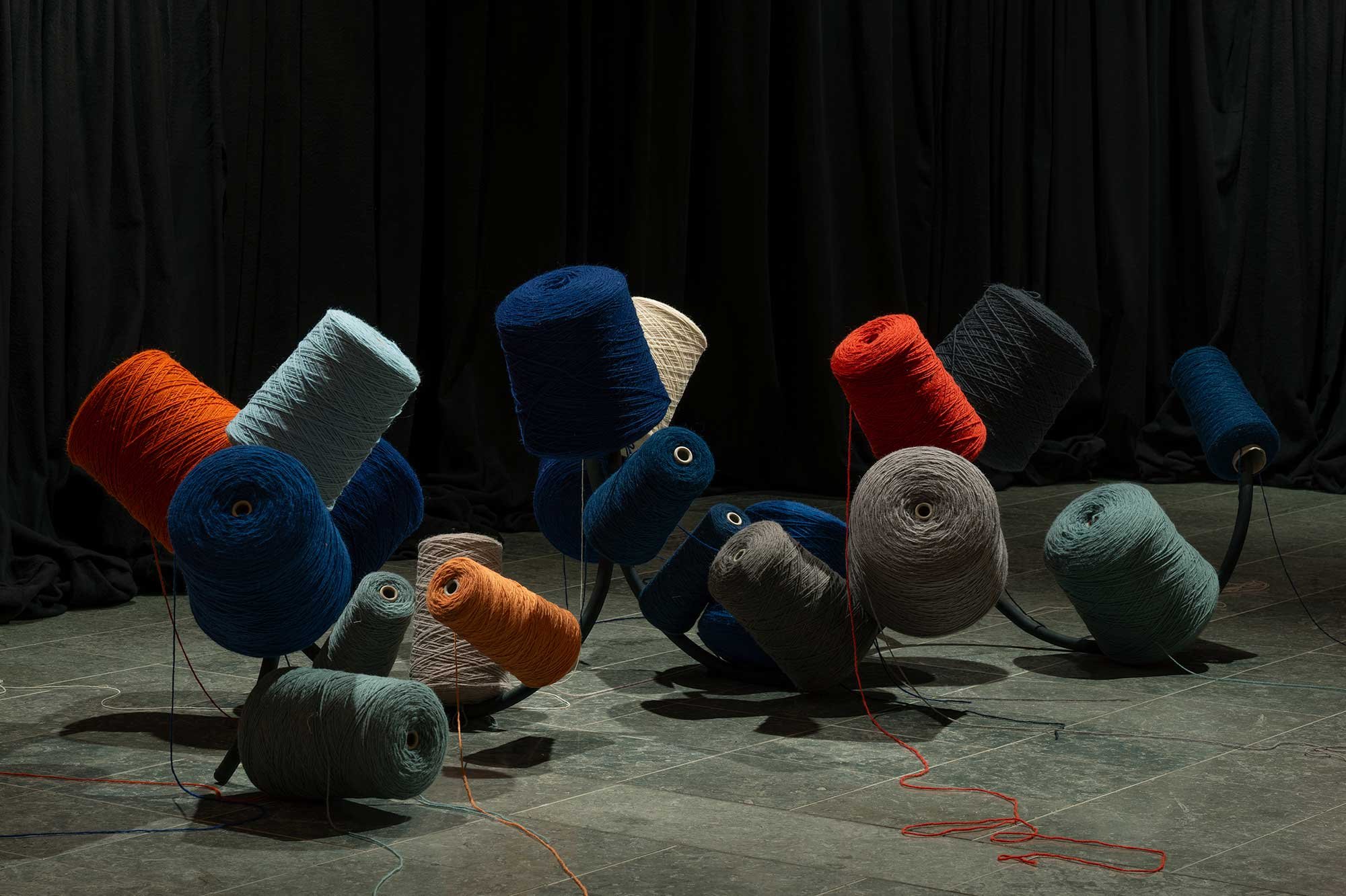 <i>AKT 3 SPOLE-RUSEN</i>. Tråden er altid tekstilets og beklædningens begyndelse. Over tid, og gennem mange hænder, vil spole-spiralen strække sine tråde ud i havet som en brandmands tentakler. Foto: Jacob Friis-Holm Nielsen
