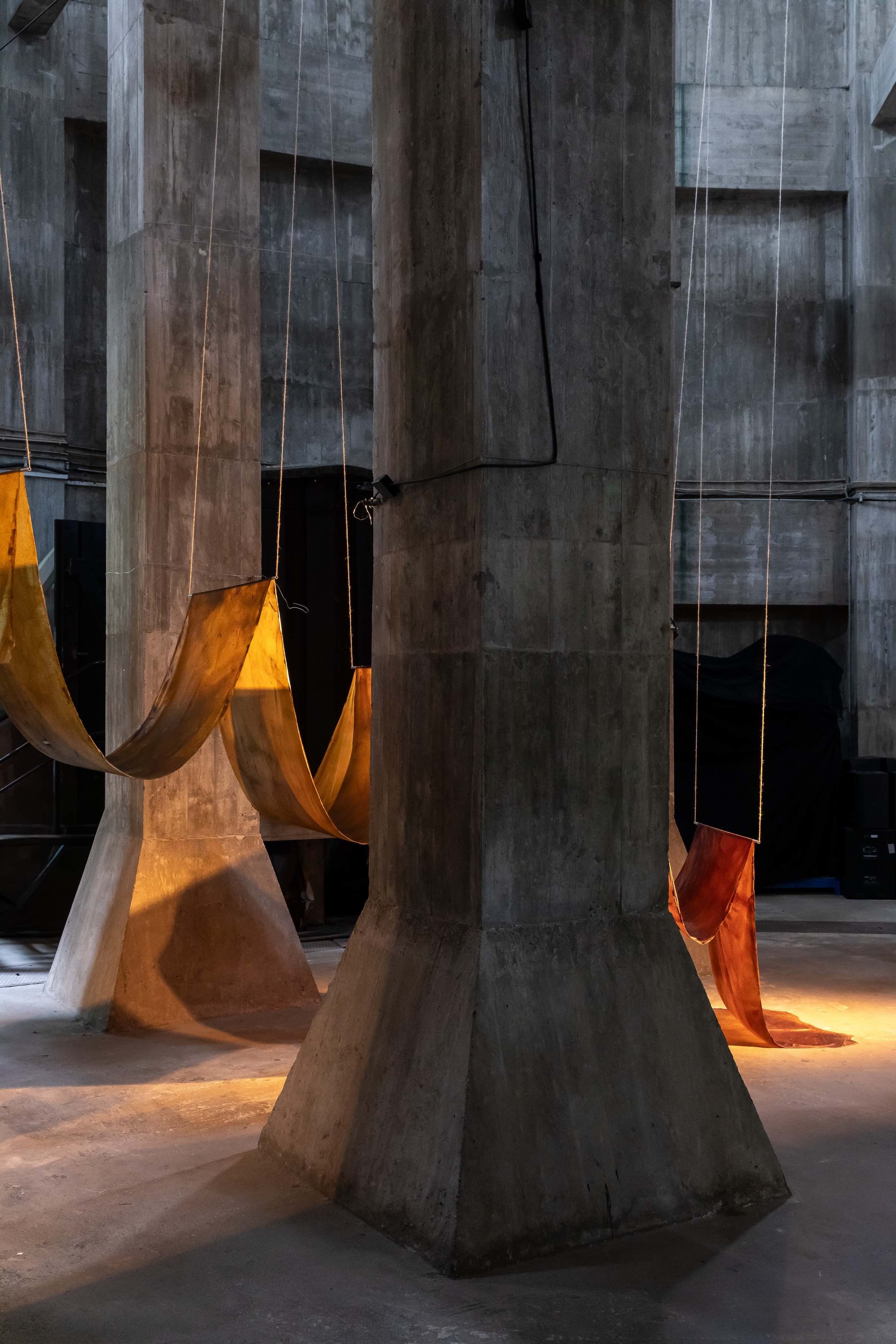 <em>Laminaria Digitata Unda</em>. Alberte Holmø Bojsen (materiale: bioplast) <em>Tang: Transformationer</em>. Brønshøj Vandtårn, 2025. Foto: Kirstine Autzen