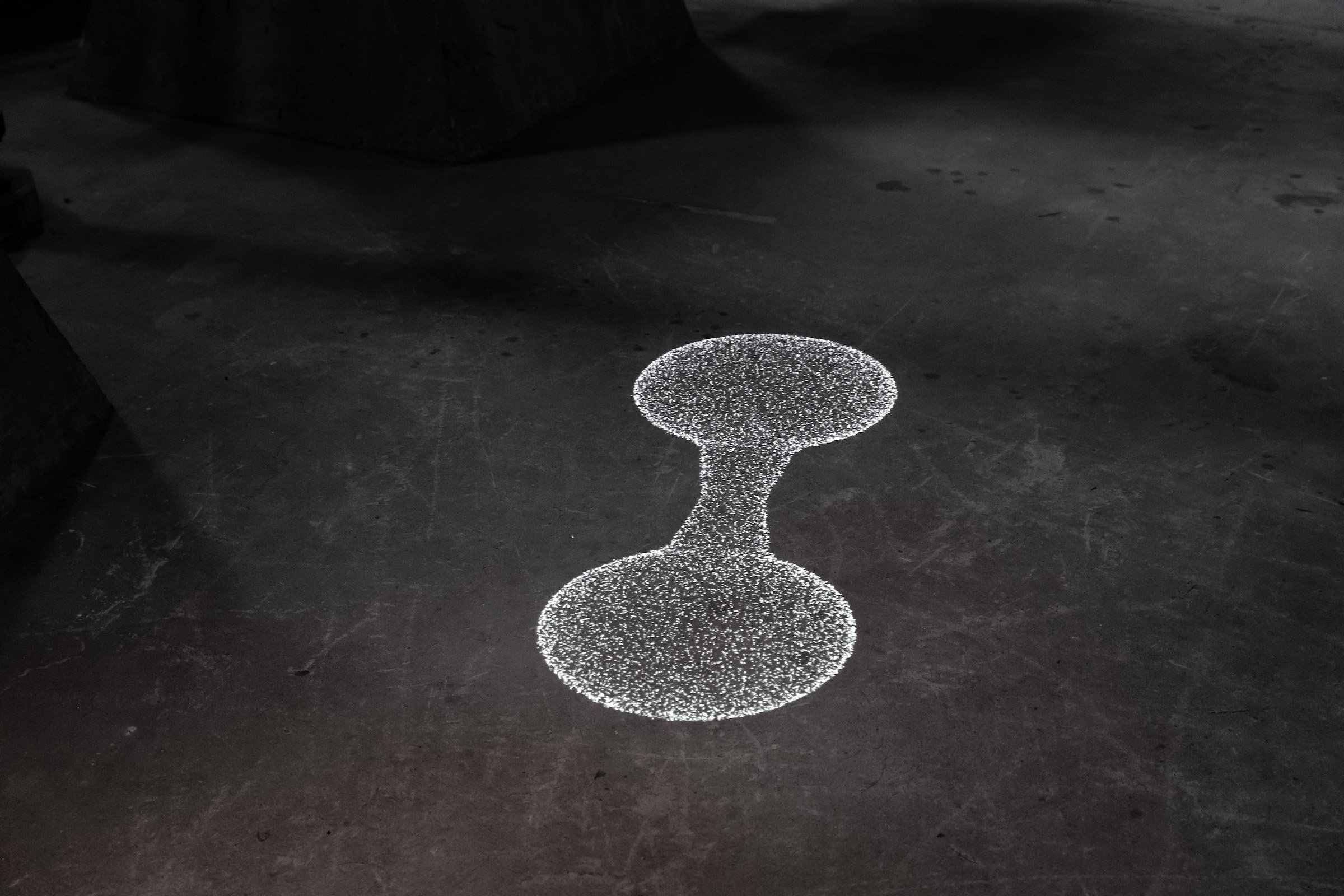 <em>Lys syntese</em>. Kirstine Autzen (medie: videoer og animationer). Brønshøj Vandtårn, 2025. Foto: Kirstine Autzen