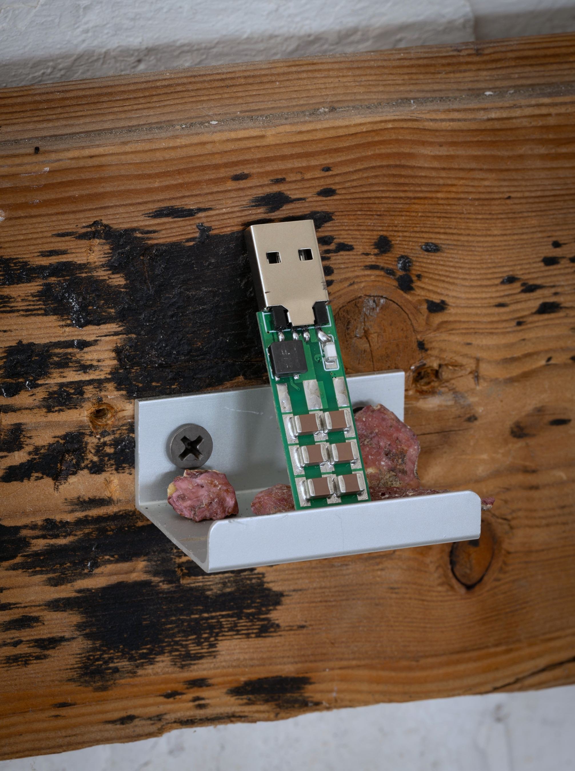 <i>s a p. USB killer (high voltage pulse generator for disk destruction)</i>, metal shelf, tree sap. Foto: David Stjernholm