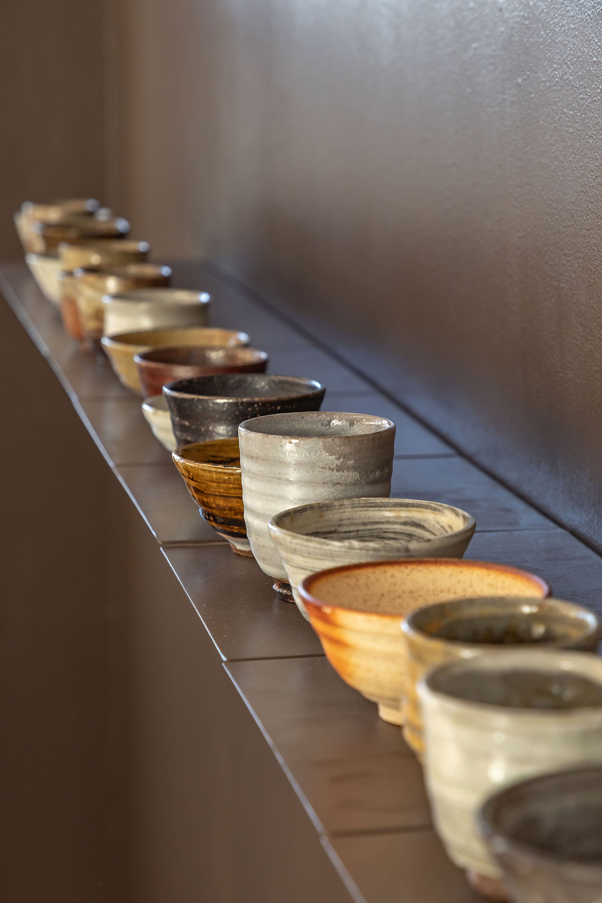 Anne Mette Hjortshøj <i>28 stk. kopper/skåle</i> Udvalgt i perioden 2017 - 2024. Foto: Køppe Contemporary Objects