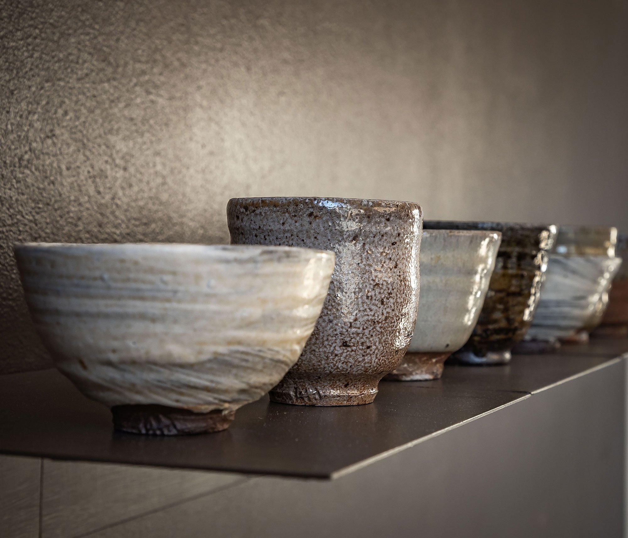 Anne Mette Hjortshøj <i>28 stk. kopper/skåle</i> Udvalgt i perioden 2017 - 2024. Foto: Køppe Contemporary Objects