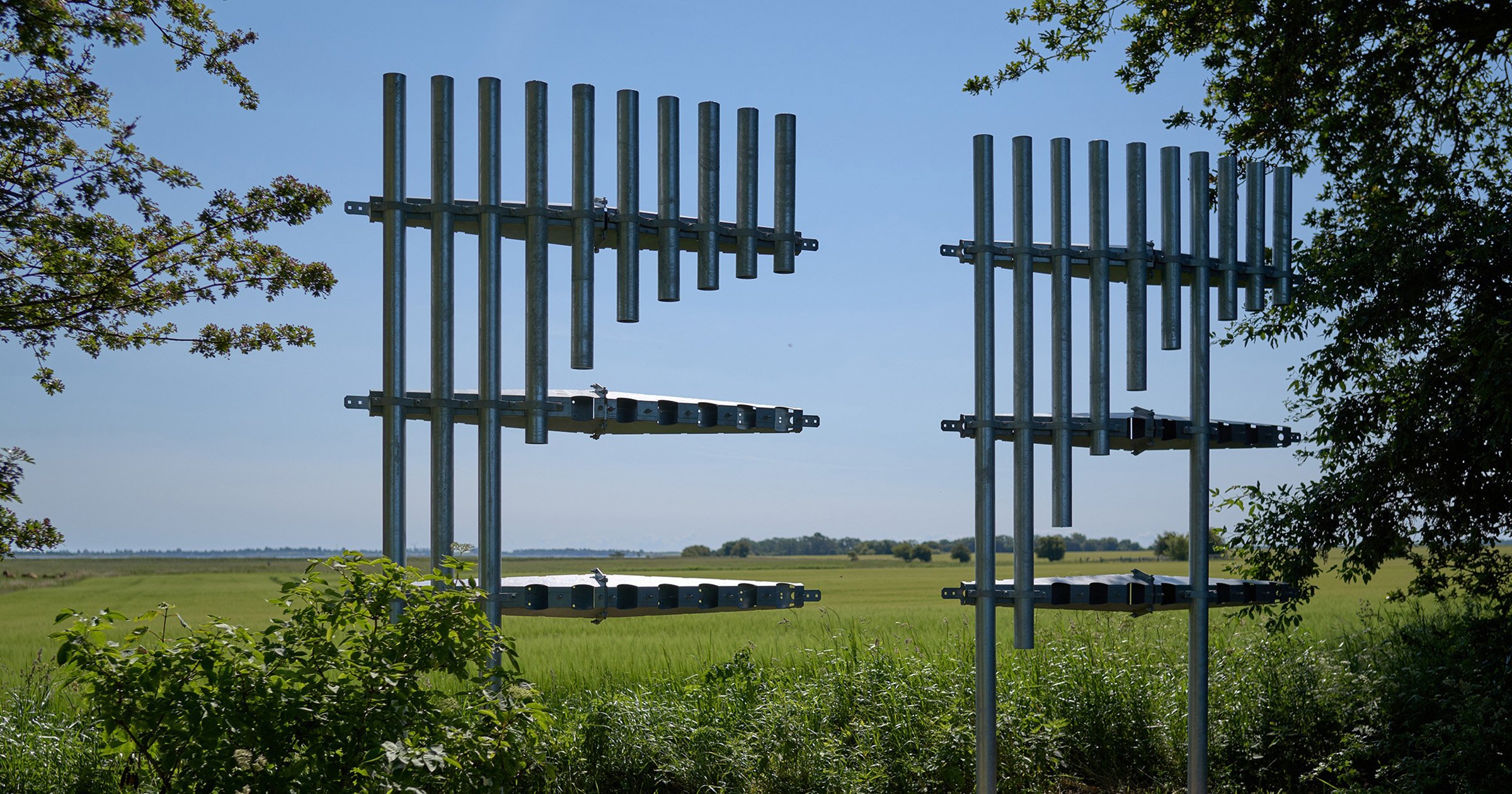 Asta Lynge. Instrument, 2025 Modificerede færiste i galvaniseret stål. Fuglsang Kunstlandskab. Tilhører Fuglsang Kunstmuseum. Foto: Anders Sune Berg