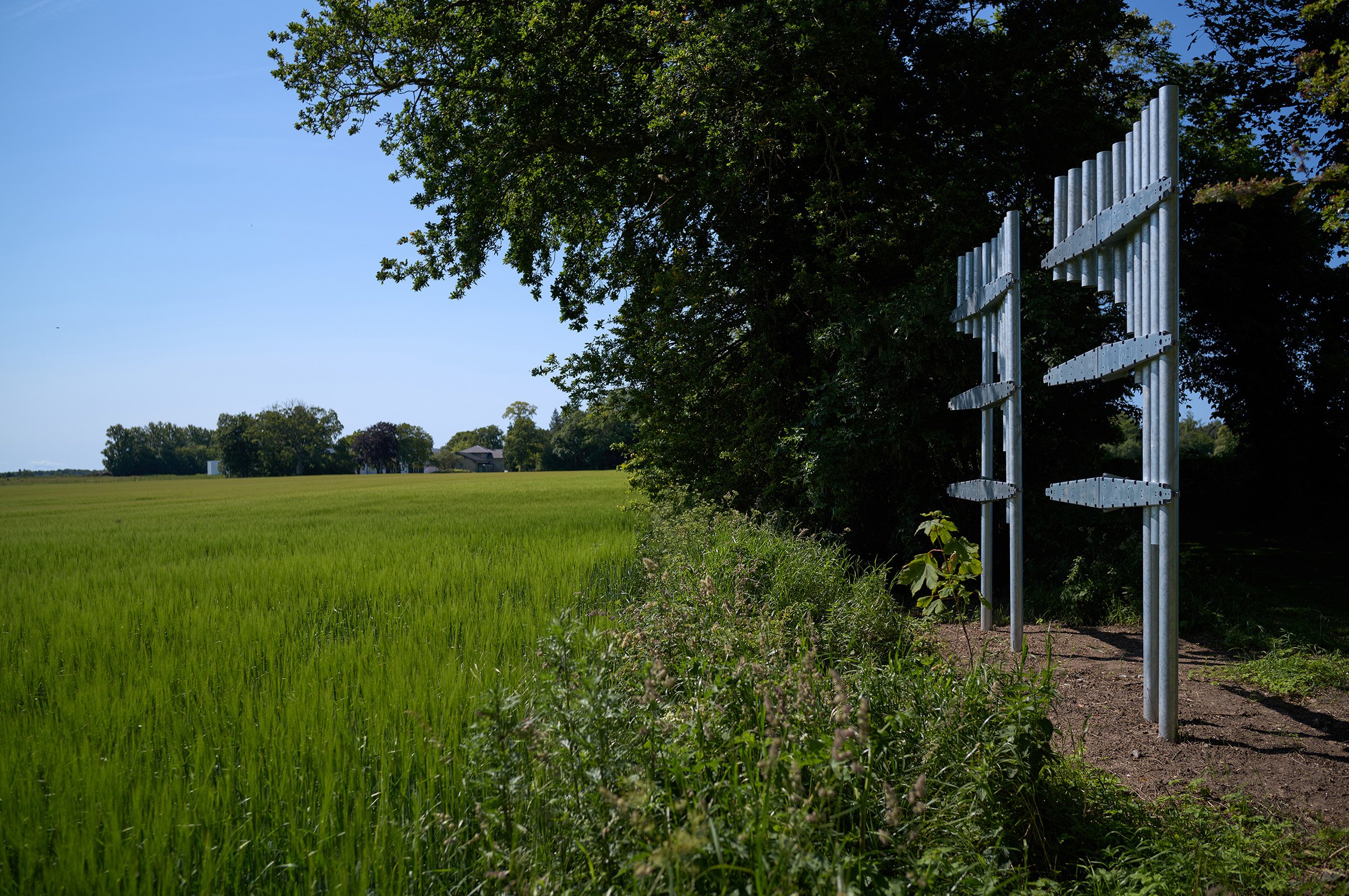 Asta Lynge, <i>Instrument</i>, 2025. <br />Modificerede færiste i galvaniseret stål.<br />Fuglsang Kunstlandskab. Tilhører Fuglsang Kunstmuseum. Foto: Anders Sune Berg