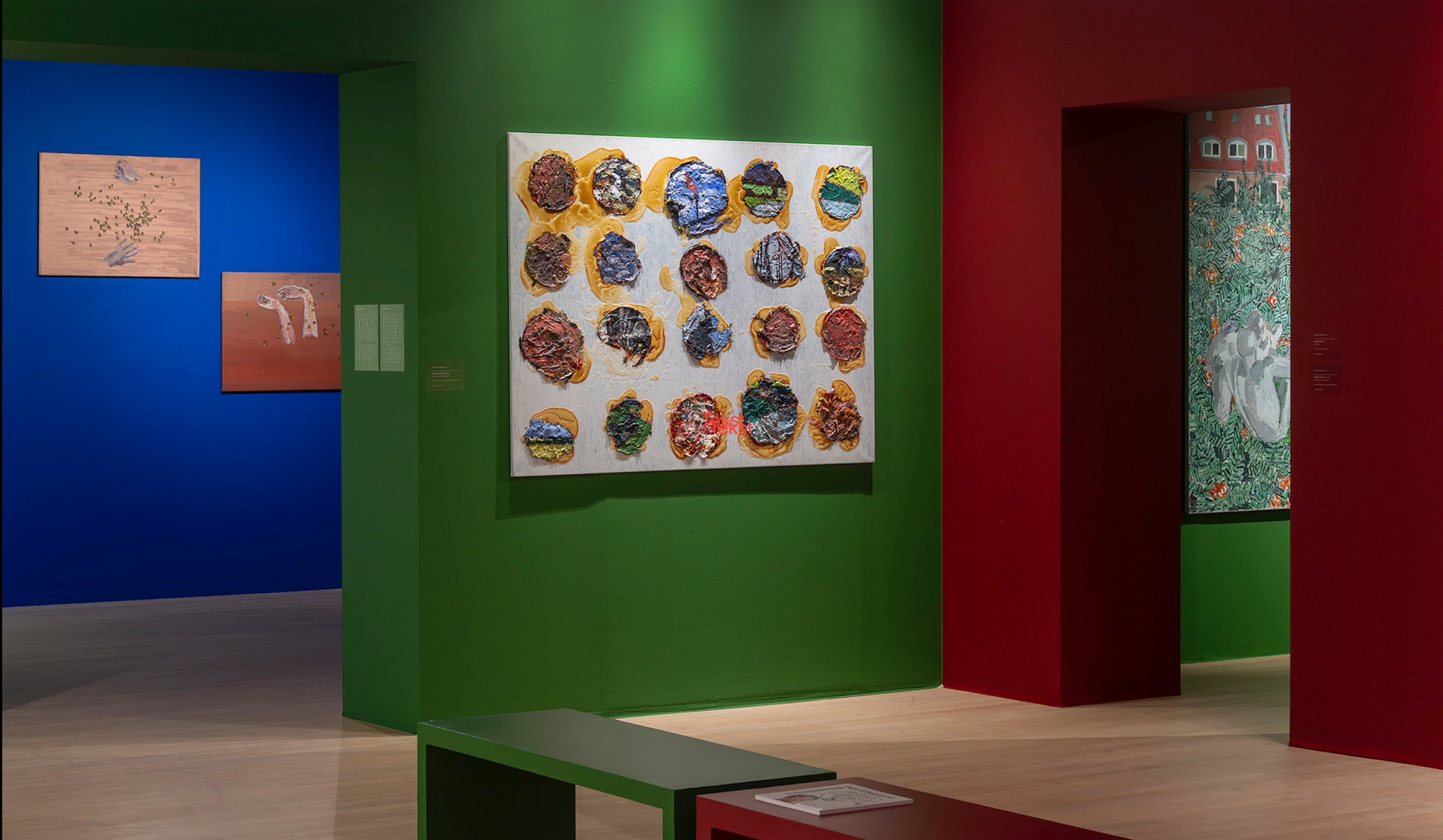 Billeddomino 2025 - installationsfoto med Bibillede 1 og 4, 1993, Palletter på blækblå bund, 1998 + Engle over Berlin. Udsigt over Auguststrasse, 2004 - alle Inge Ellegaard Estate. Foto: Torben E Meyer.