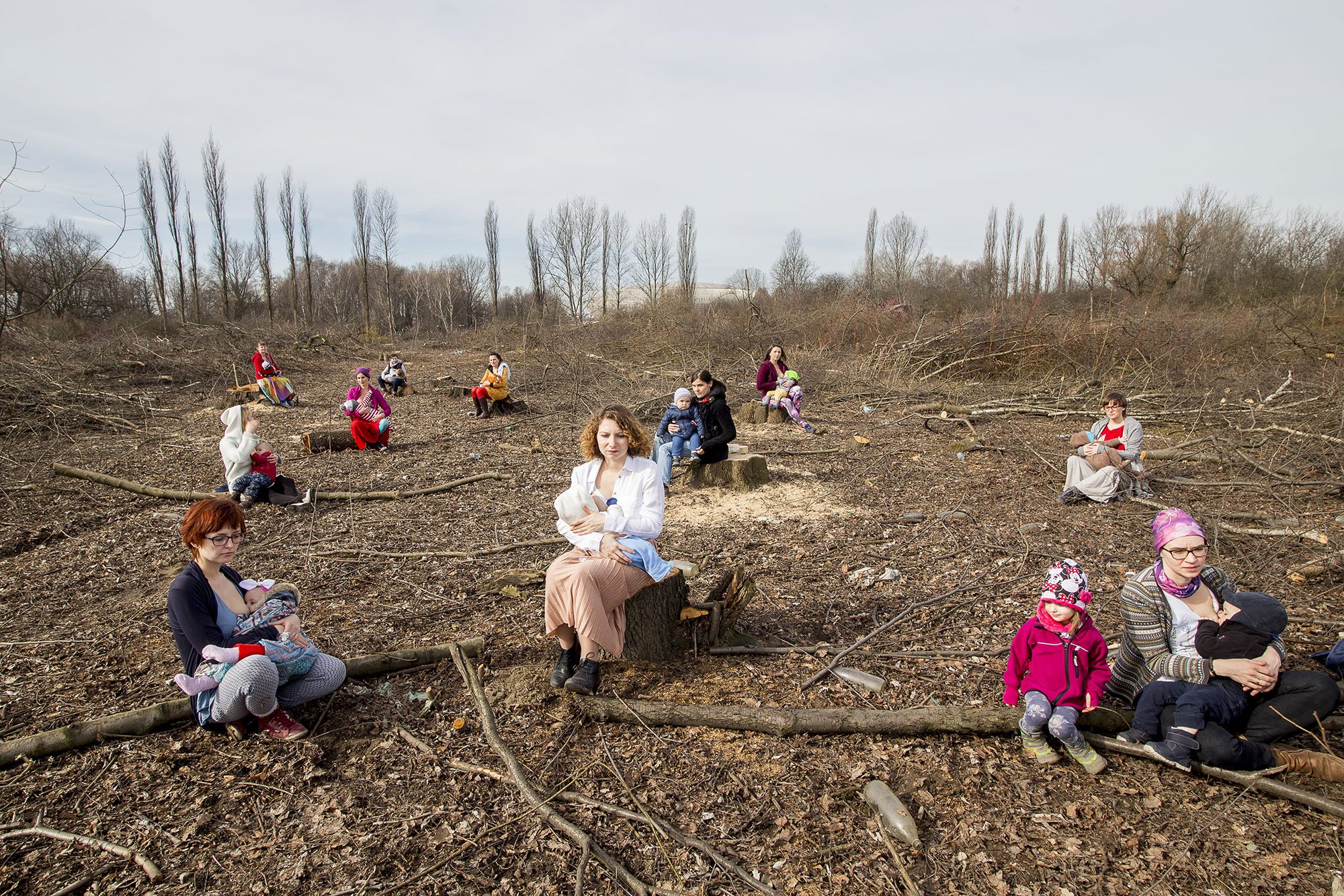 Cecylia Malik: <i>Polske mødre på træstubbe</i>, kollektiv performance, foto: Tomasz Wiech, 2017