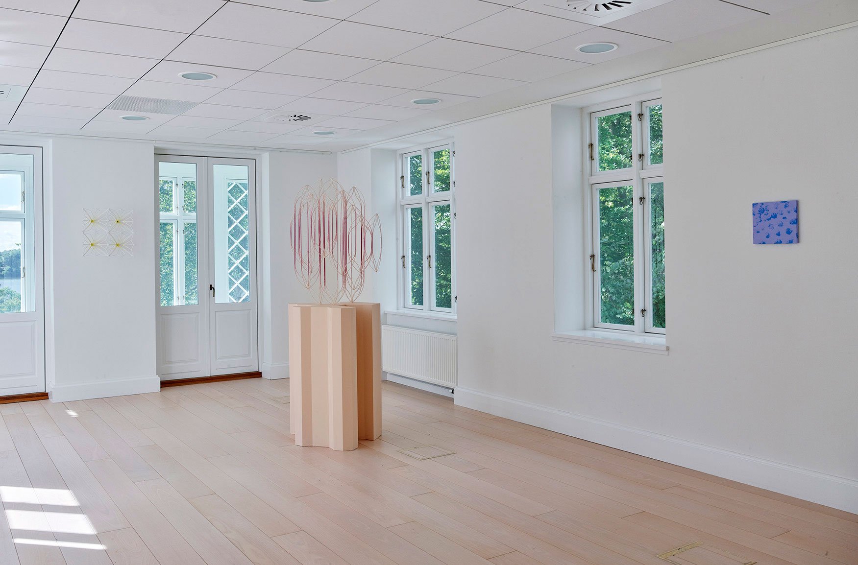 Eva Steen Christensen, <i>Genspejl </i>, 2024, bemalet jern, 95 x 65 x 75 cm. Podie 100 x 80 x 70 cm.  Foto: Kristine Mengel    