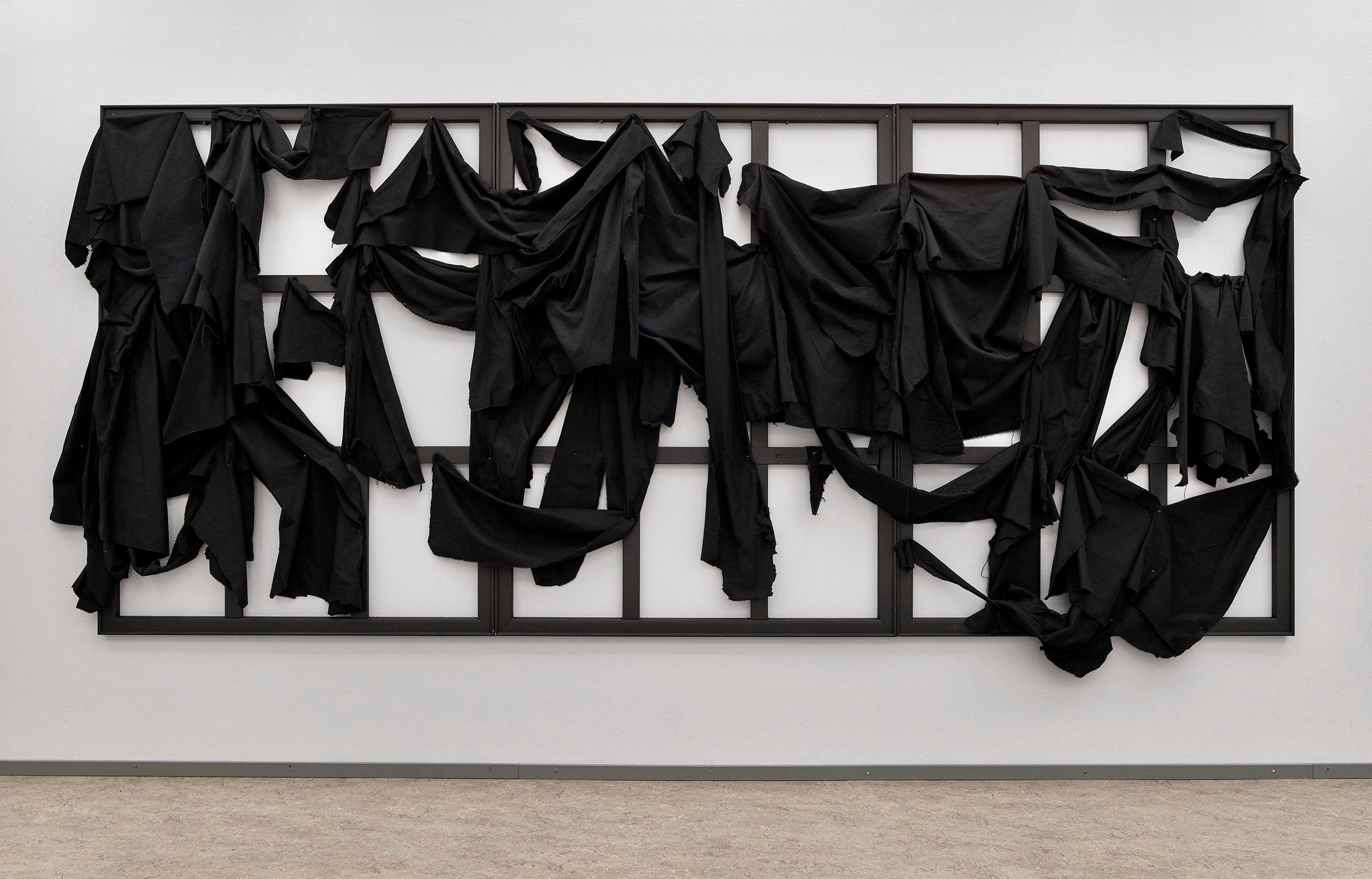 Christian Falsnaes JEGI (2024). Tekstilcollage - Sort molton på træ. Kunstmuseum Wolfsburg. Foto Kirstine Mengel