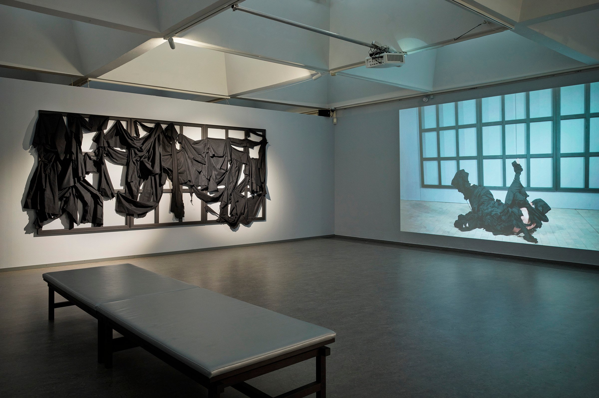 Christian Falsnaes: <em>JEG/I</em> (2024). Tekstilcollage - Sort molton på træ. UHD-video, 00:10:41 min. Kunstnerens eje og Kunstmuseum Wolfsburg. Foto: Kirstine Mengel.