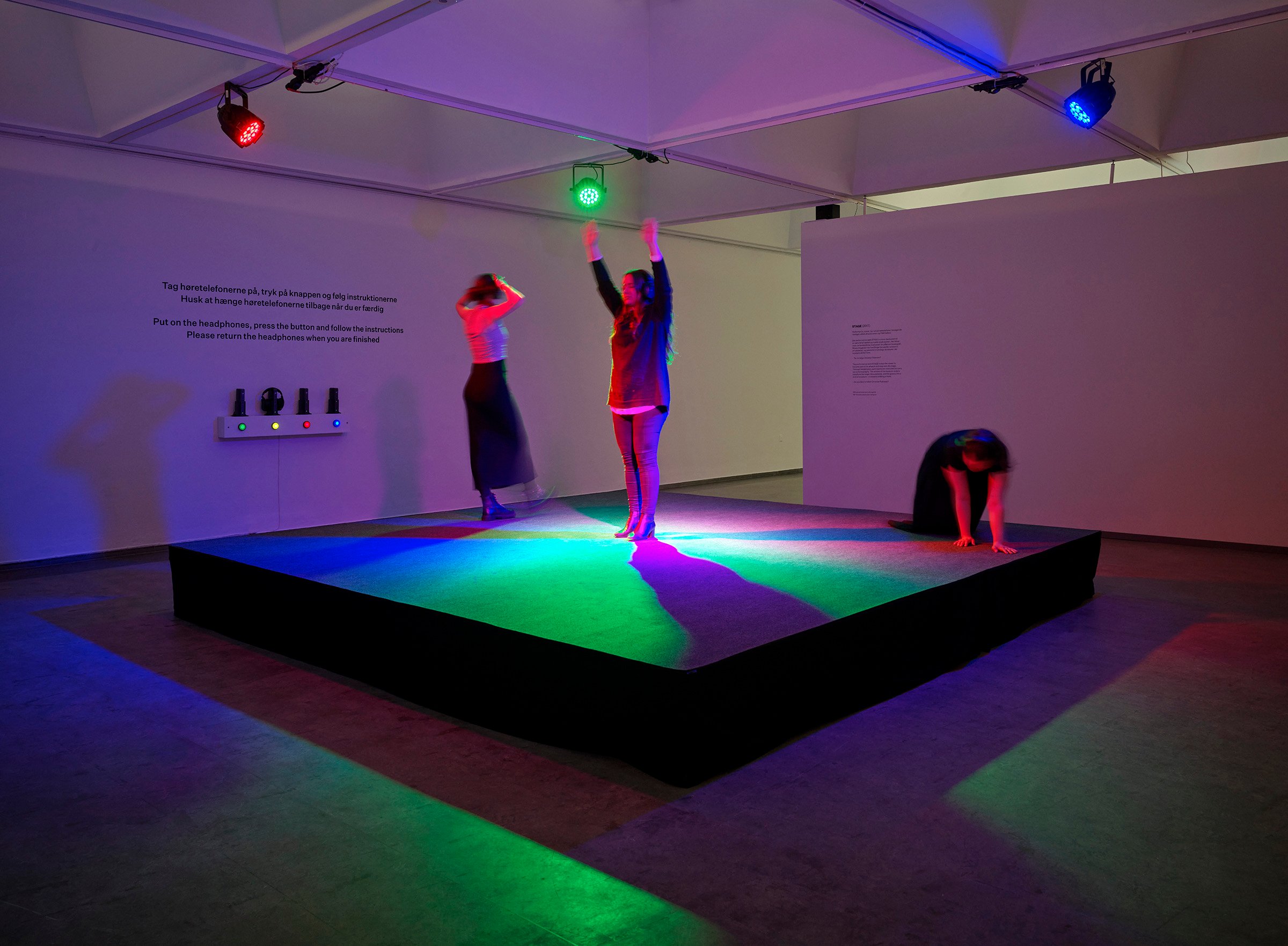 Christian Falsnaes STAGE (2025). Performance, scene, lys, lyd på høretelefoner, besøgende. Kunstneren og PSM Gallery. Foto Kirstine Mengel