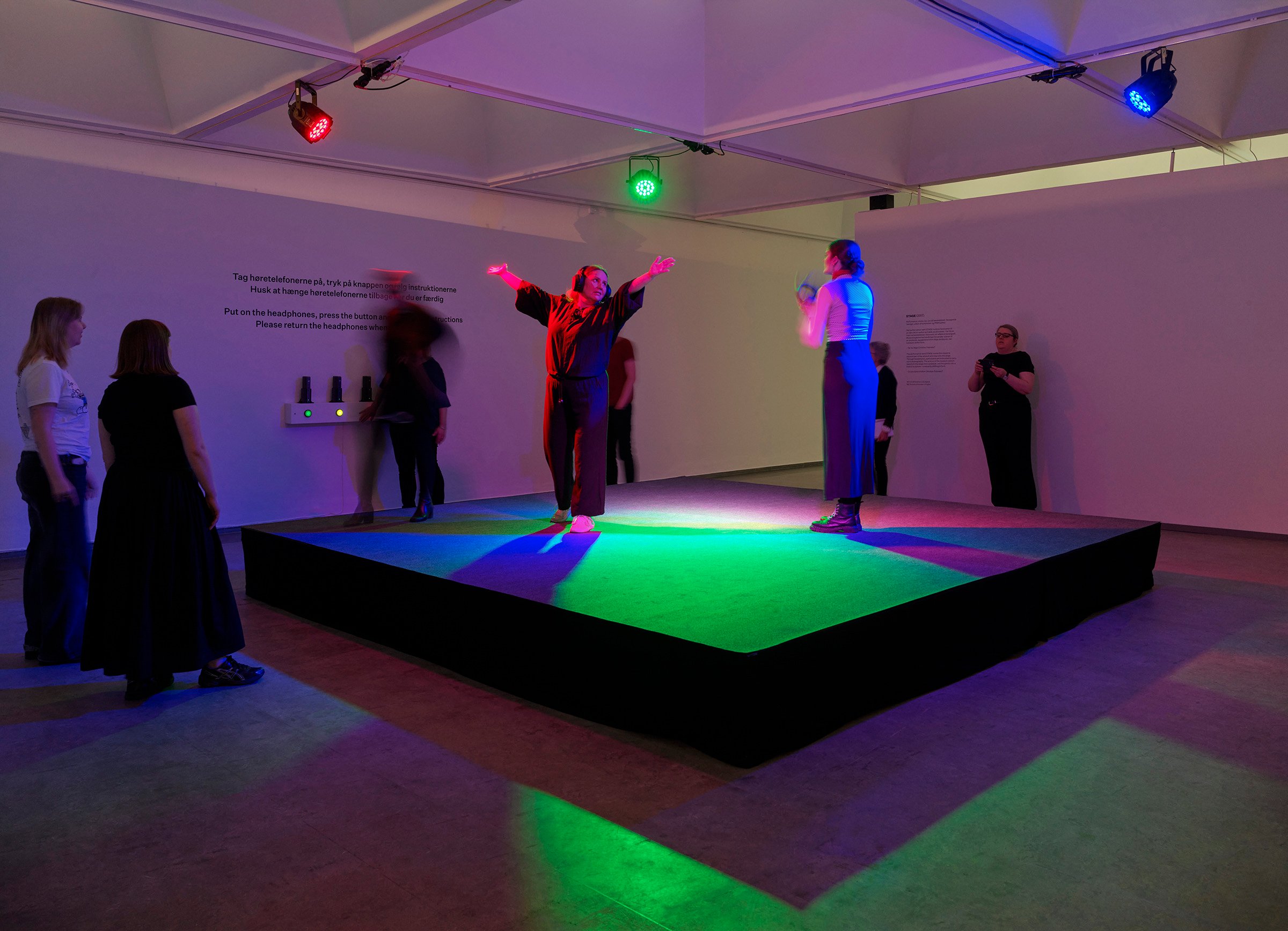 Christian Falsnaes: STAGE (2017). Performance, scene, lys, lyd på høretelefoner, besøgende. Kunstneren og PSM Gallery. Foto: Kirstine Mengel