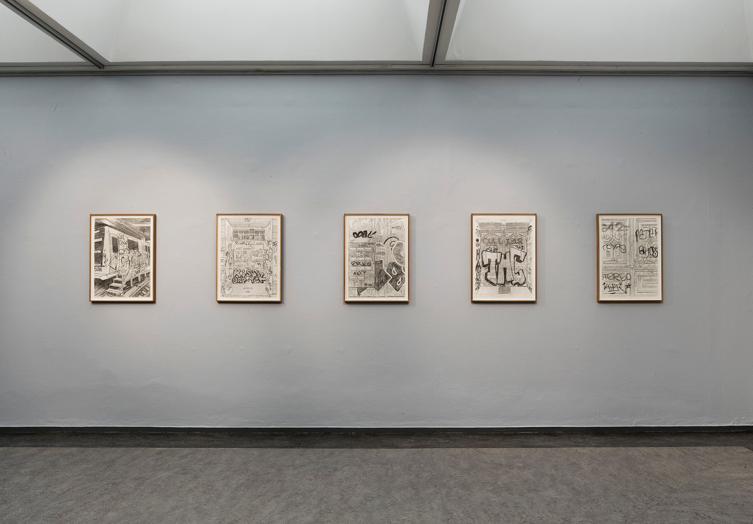 Christian Falsnaes WRITERS UNITED AGAINST THE GREY (2023). Grafit på papir. Kunstneren og Andersen Contemporary. Foto Kirstine Mengel