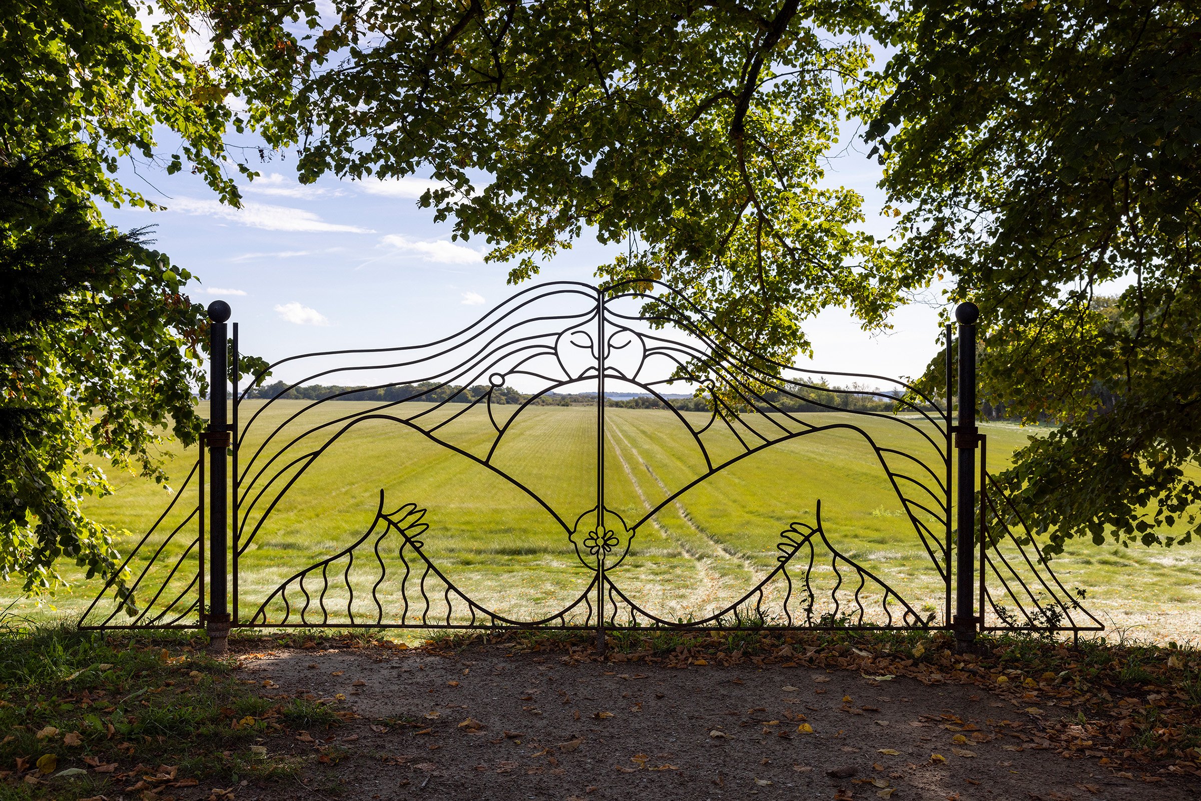 DITTE GANTRIIS
<i>Liljerne på altanen er sprunget ud … </i>, 2022
Smedejern, sølvsmykke, digt
Fuglsang Kunstlandskab
Tilhører Fuglsang Kunstmuseum