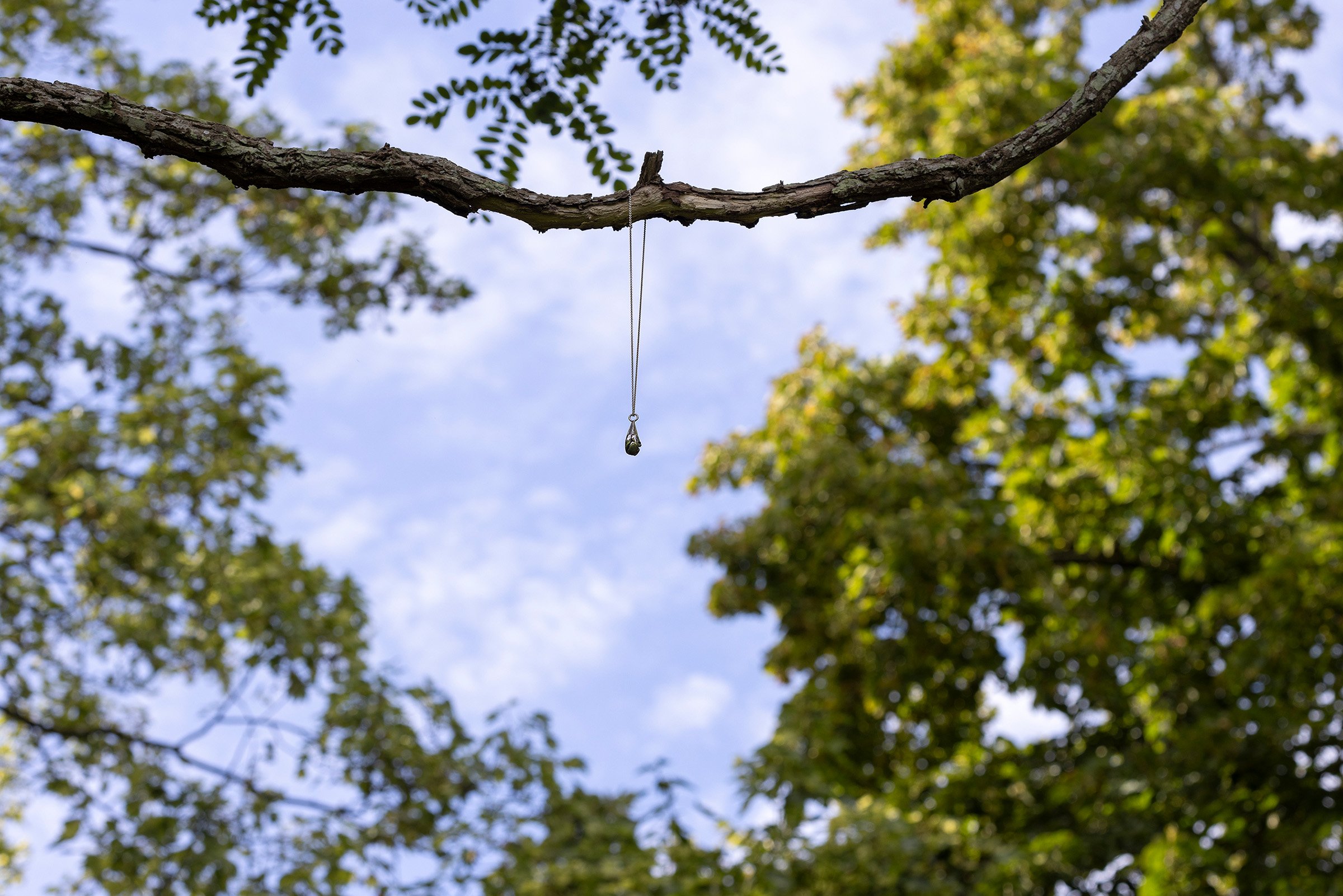 Mortårer, 2022 Fem fade i glaseret stentøj. Sølvsmykke Fuglsang Kunstlandskab Tilhører Fuglsang Kunstmuseum Værkfotos: Jan Søndergaard