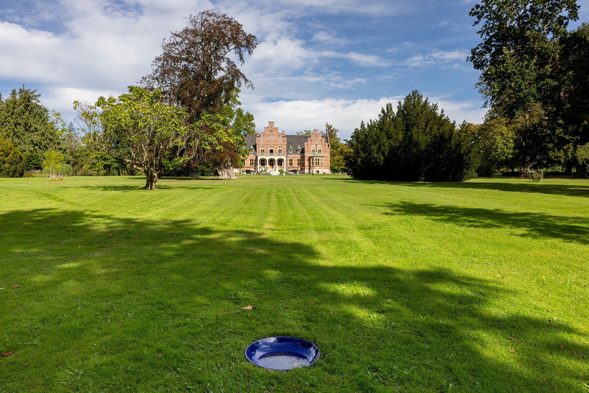 Ditte Gantriis. <i>Mortårer</i>, 2022 Fem fade i glaseret stentøj. Sølvsmykke. Fuglsang Kunstlandskab. Tilhører Fuglsang Kunstmuseum. Værkfotos: Jan Søndergaard