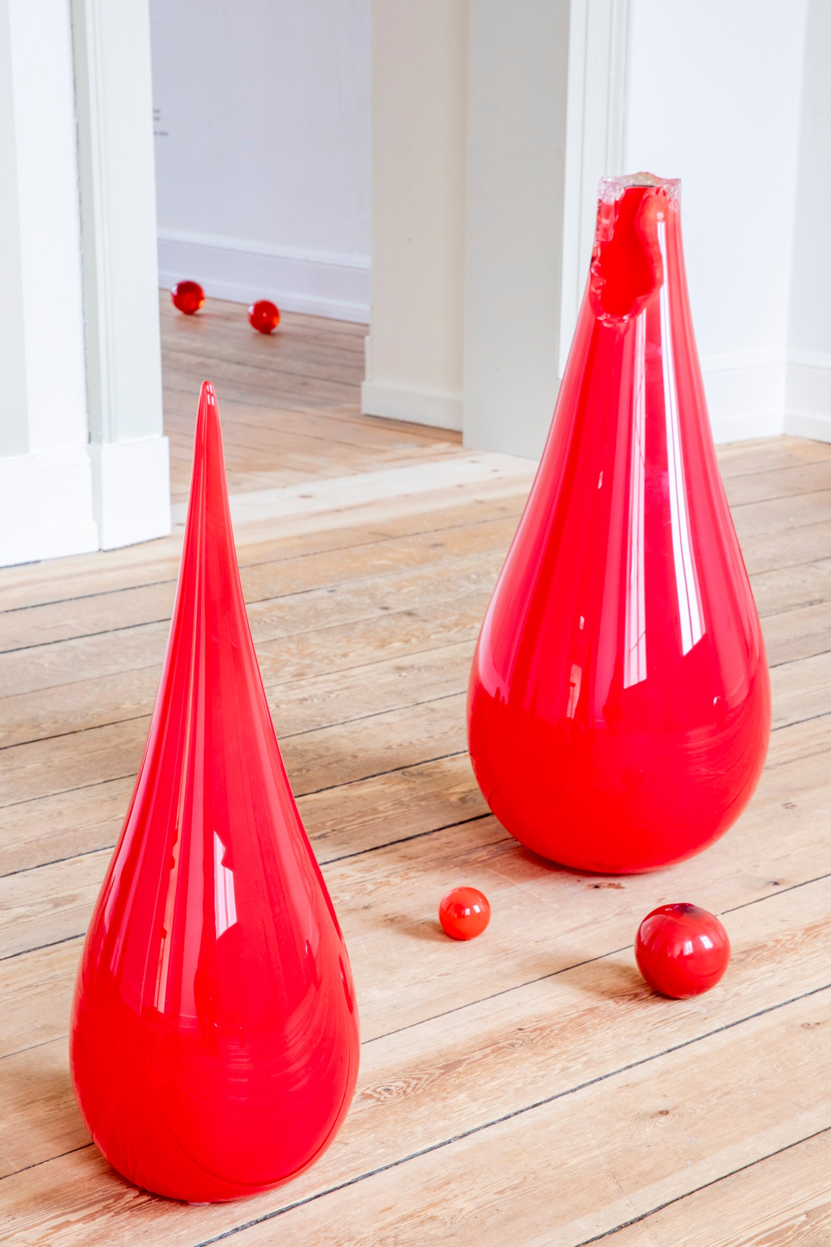 Tove Storch, <i>Uden titel (dråberne/øjnene/kuglerne)</i>, glas, 2024. Foto: Kasper Palsnov/Glas