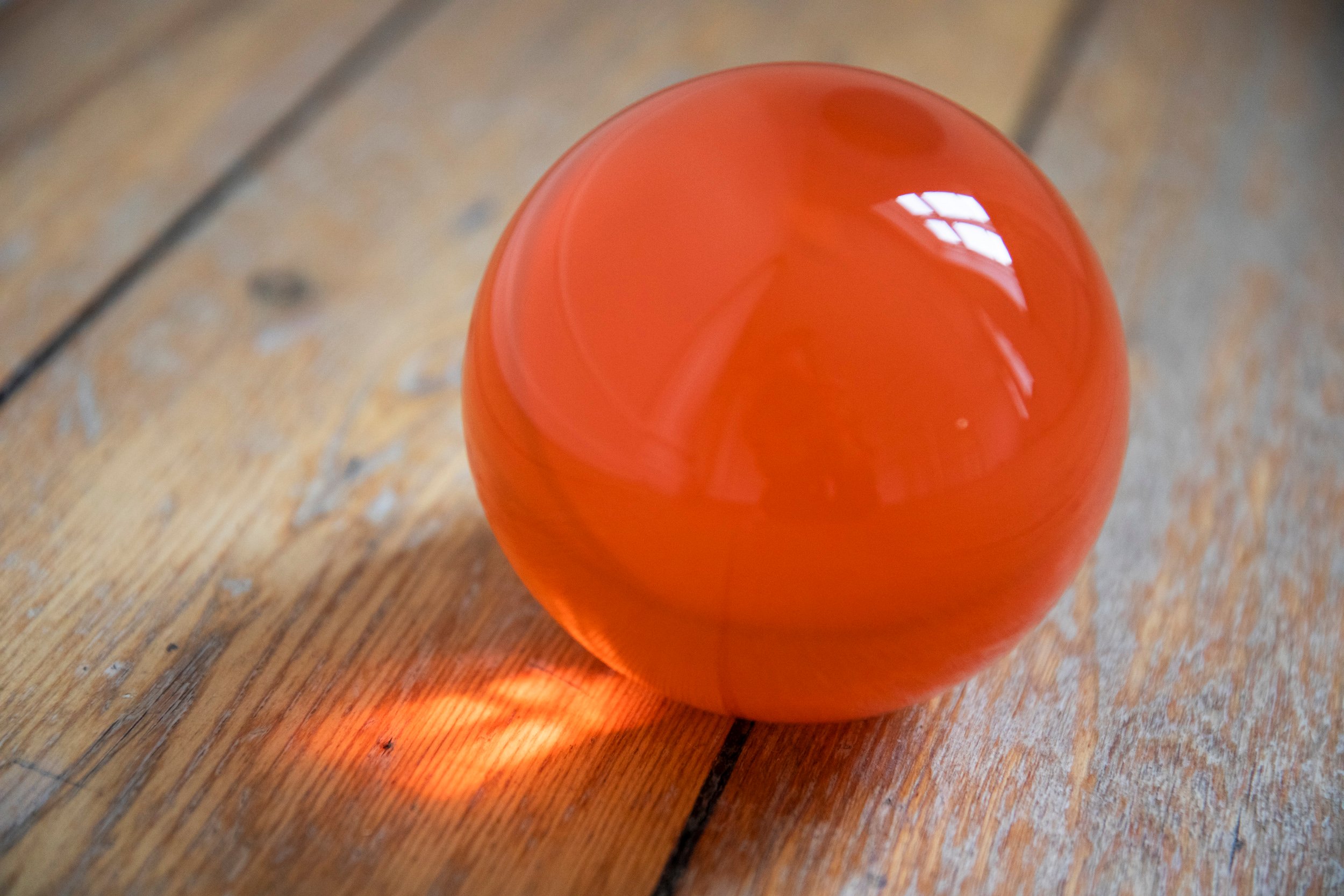 Tove Storch, <i>Uden titel (dråberne/øjnene/kuglerne)</i>, glas, 2024. Foto: Kasper Palsnov/Glas