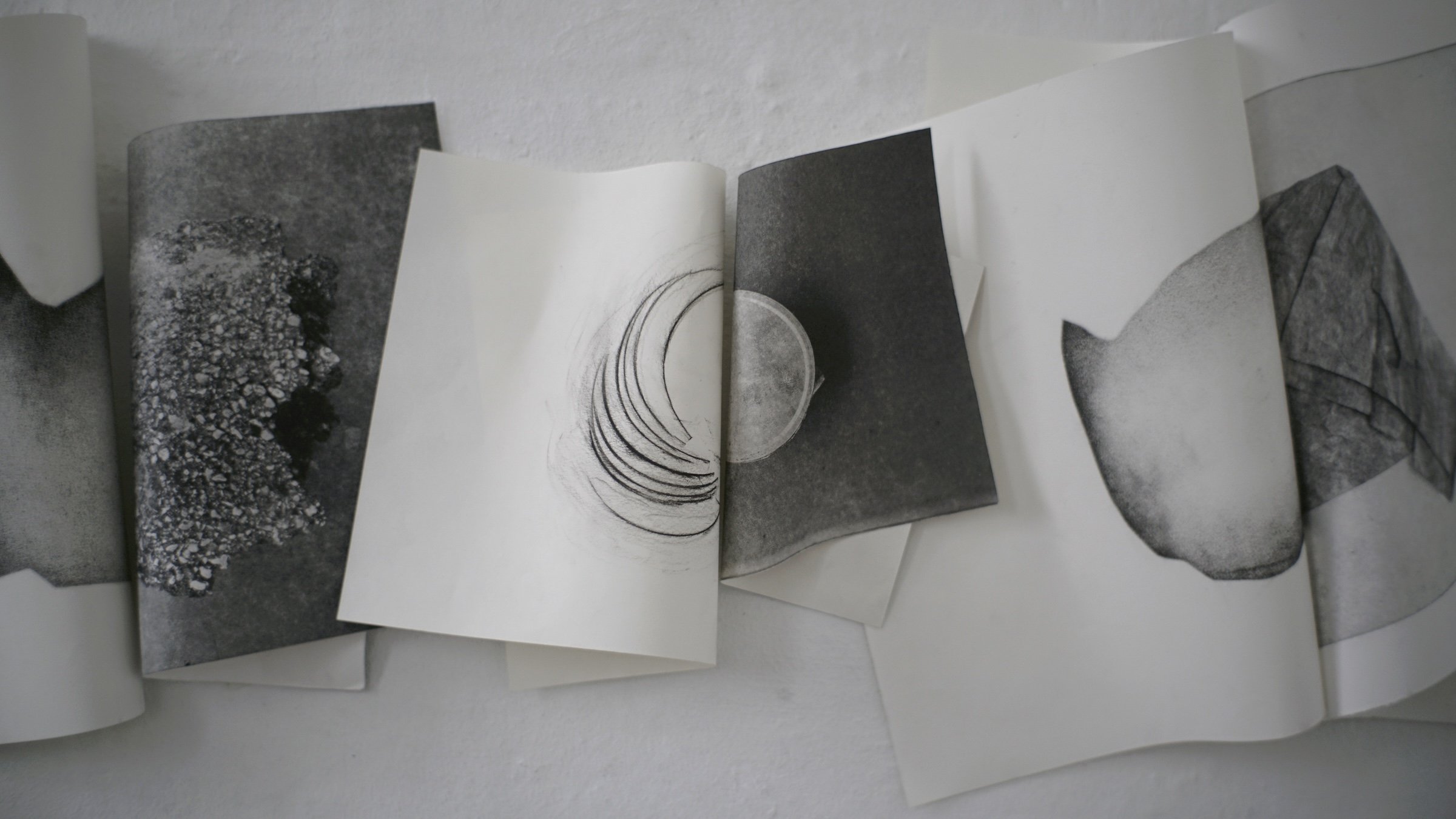 Installationview. Jona Borrut, 2025, Ole Vinter Room Rumme Holde Huse. Foto: Ole Vinter Room