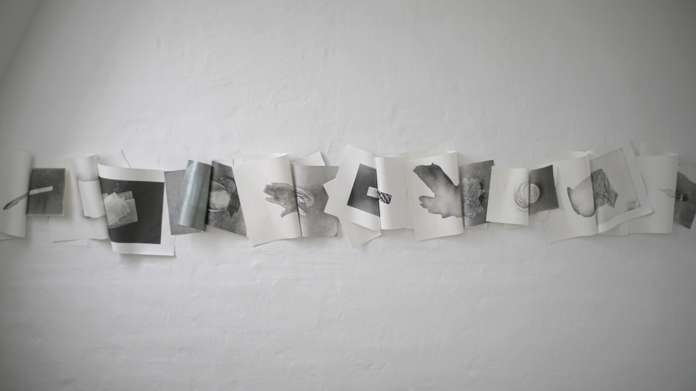 Installationview. Jona Borrut, 2025, Ole Vinter Room Rumme Holde Huse. Foto: Ole Vinter Room