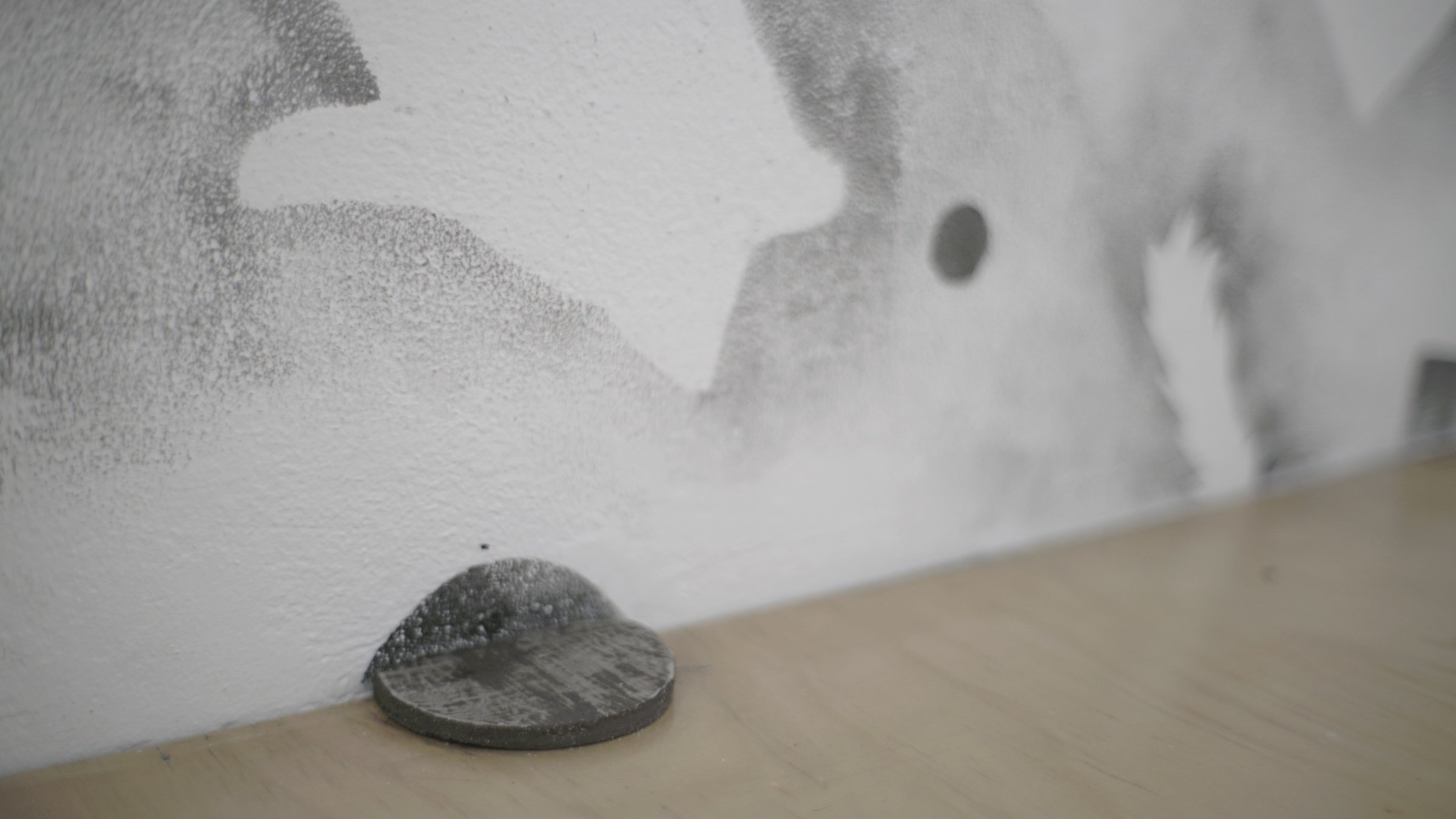 Installationview. Jona Borrut, 2025, Ole Vinter Room Rumme Holde Huse. Foto: Ole Vinter Room