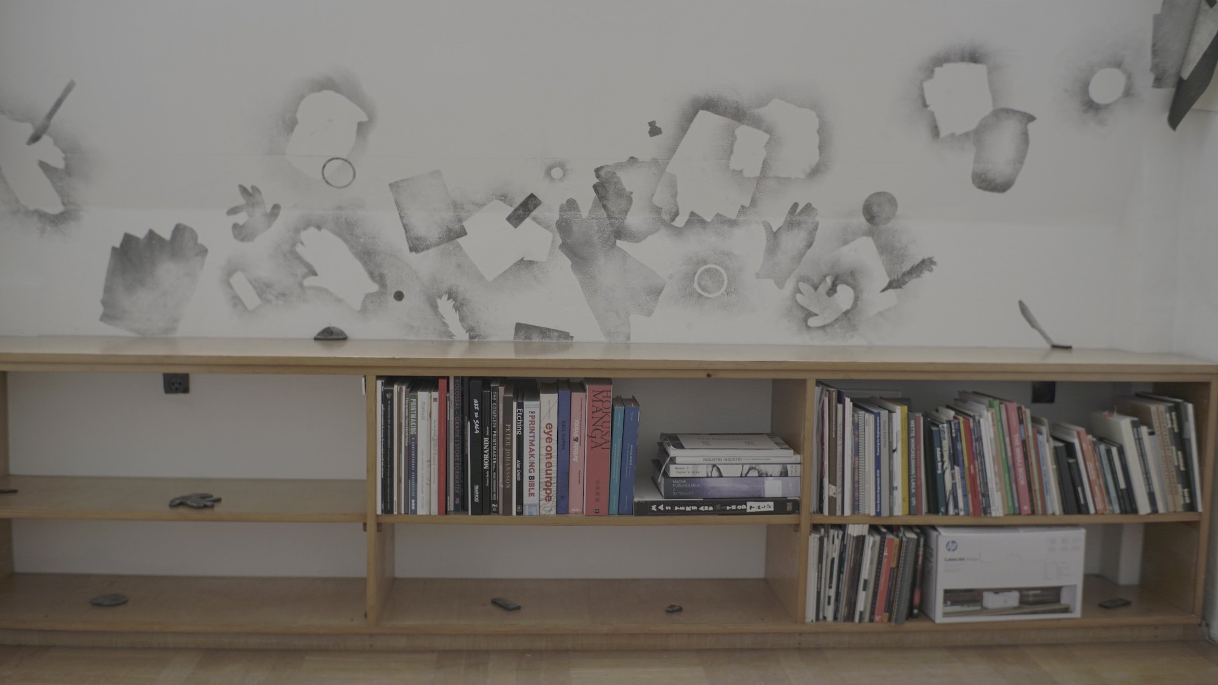 Installationview. Jona Borrut, 2025, Ole Vinter Room Rumme Holde Huse. Foto: Ole Vinter Room