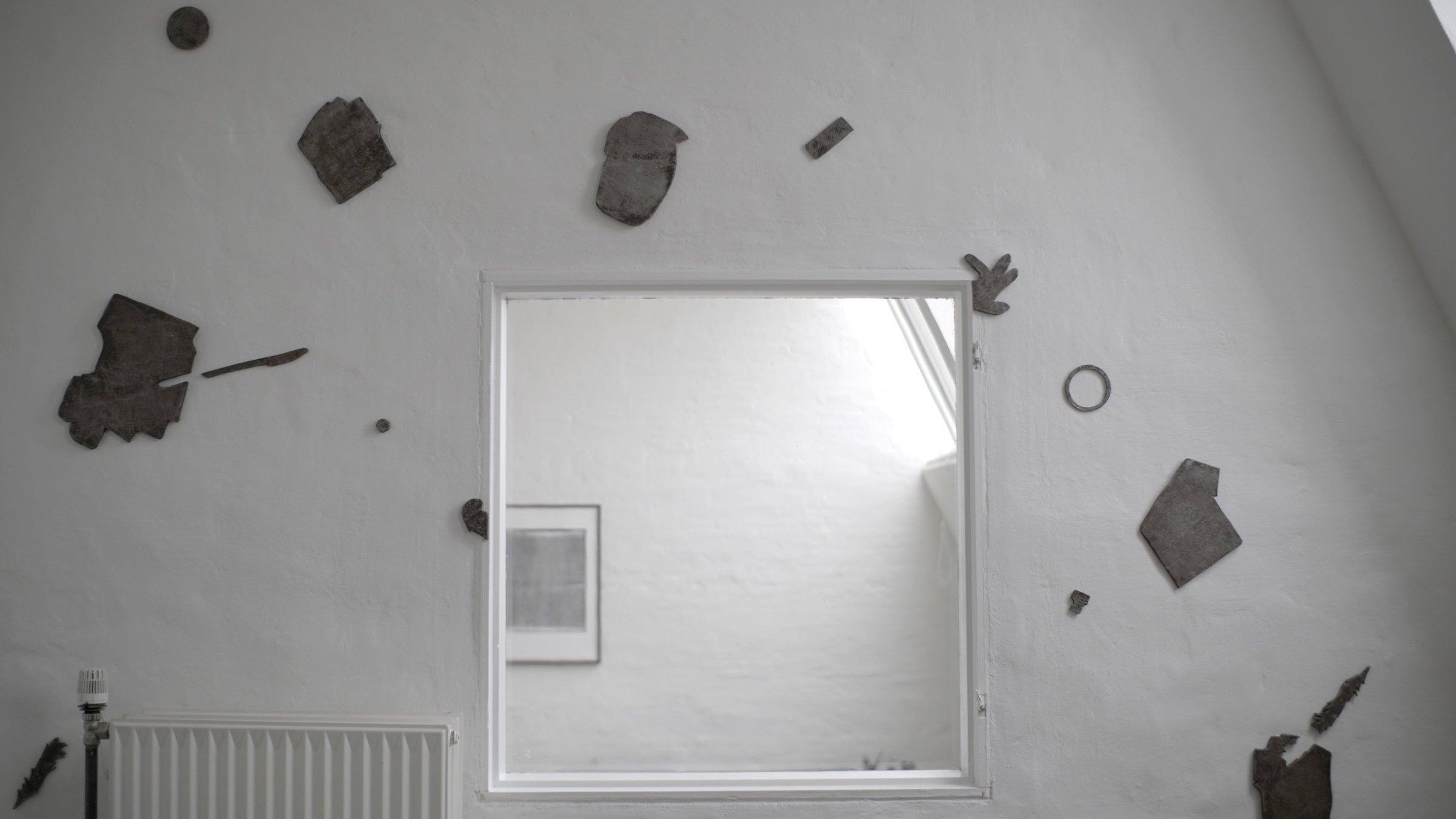 Installationview. Jona Borrut, 2025, Ole Vinter Room <i>Rumme Holde Huse</i>. Foto: Ole Vinter Room