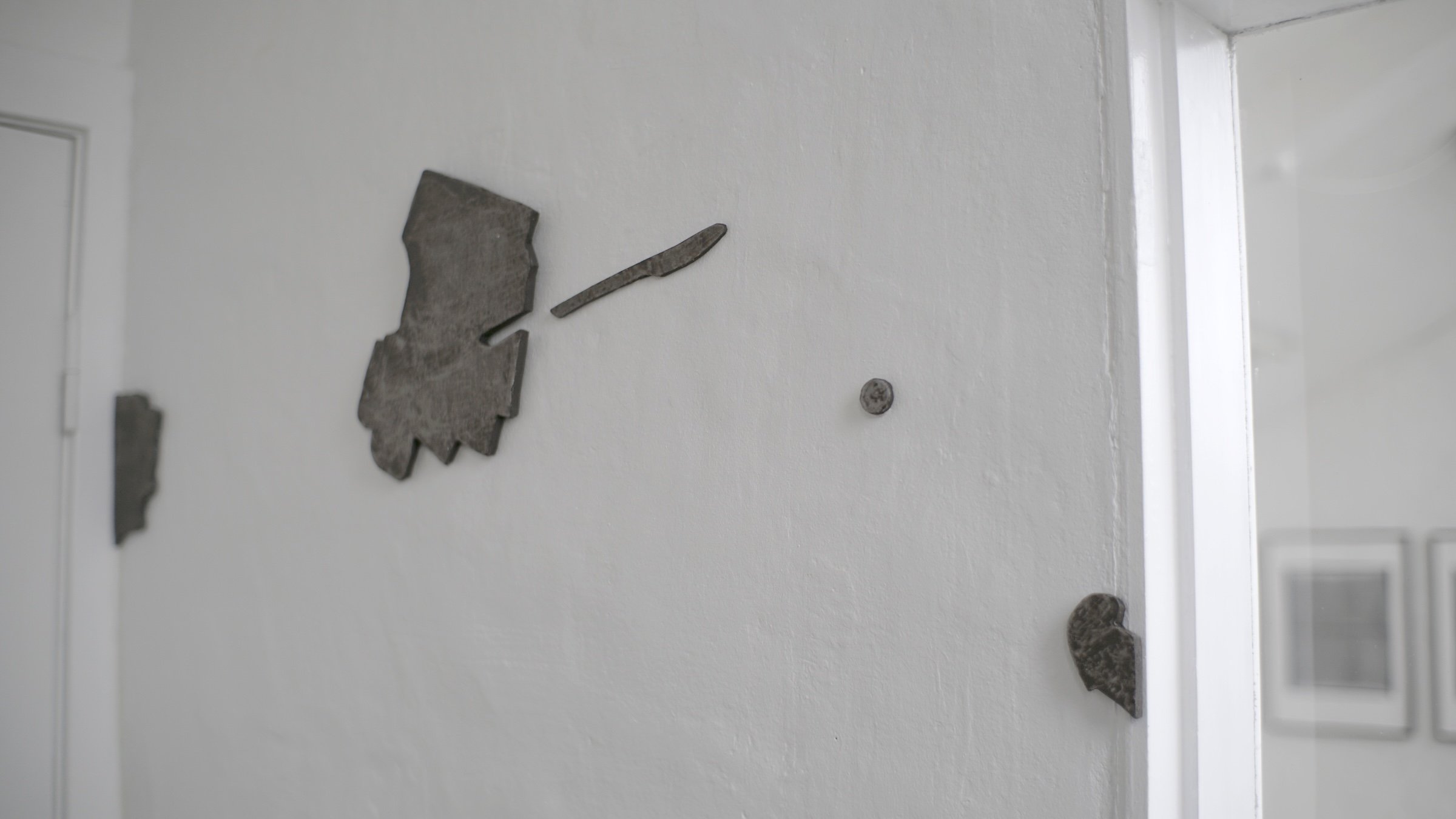 Installationview. Jona Borrut, 2025, Ole Vinter Room Rumme Holde Huse. Foto: Ole Vinter Room