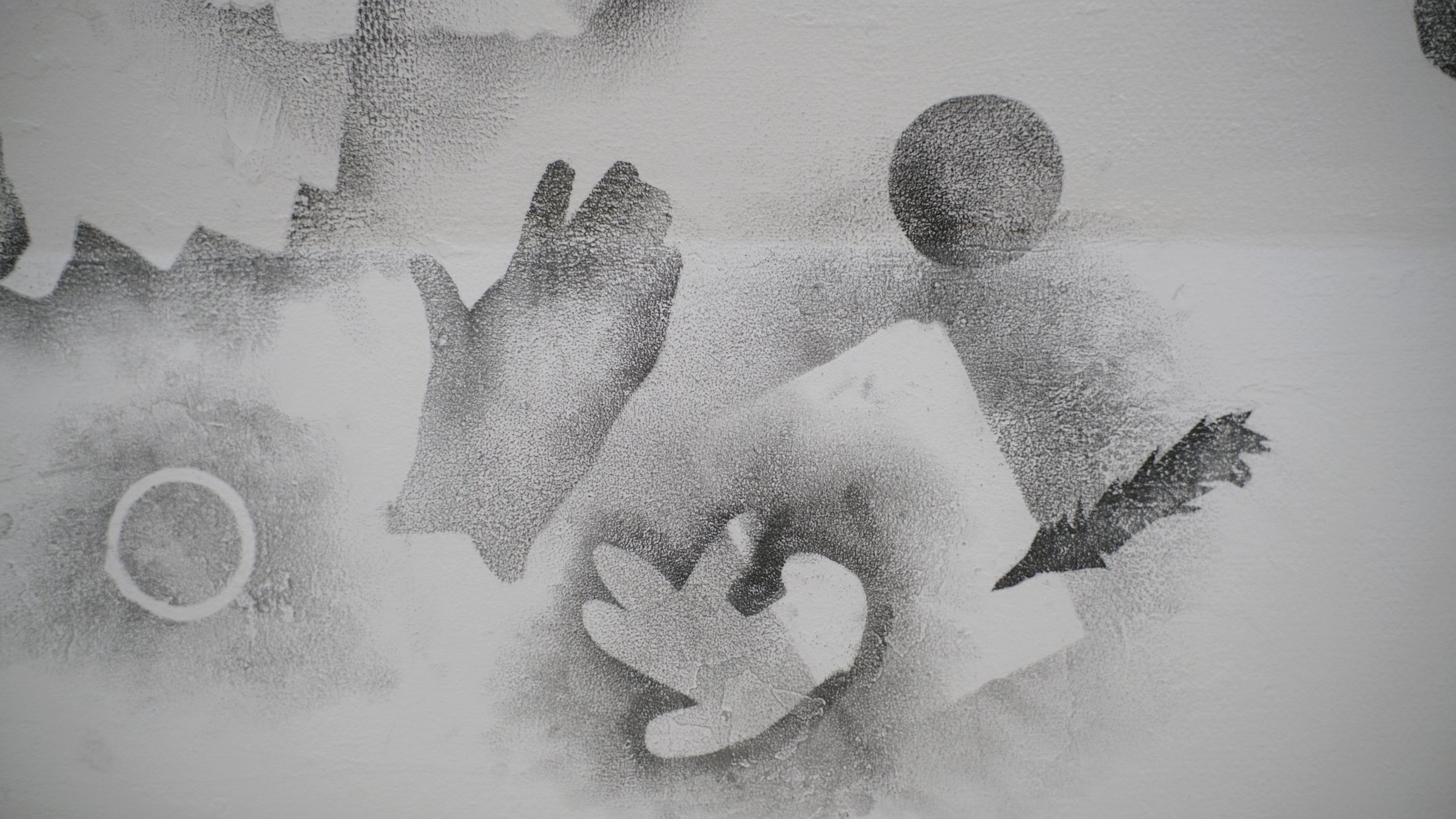 Installationview. Jona Borrut, 2025, Ole Vinter Room <i>Rumme Holde Huse</i>. Foto: Ole Vinter Room