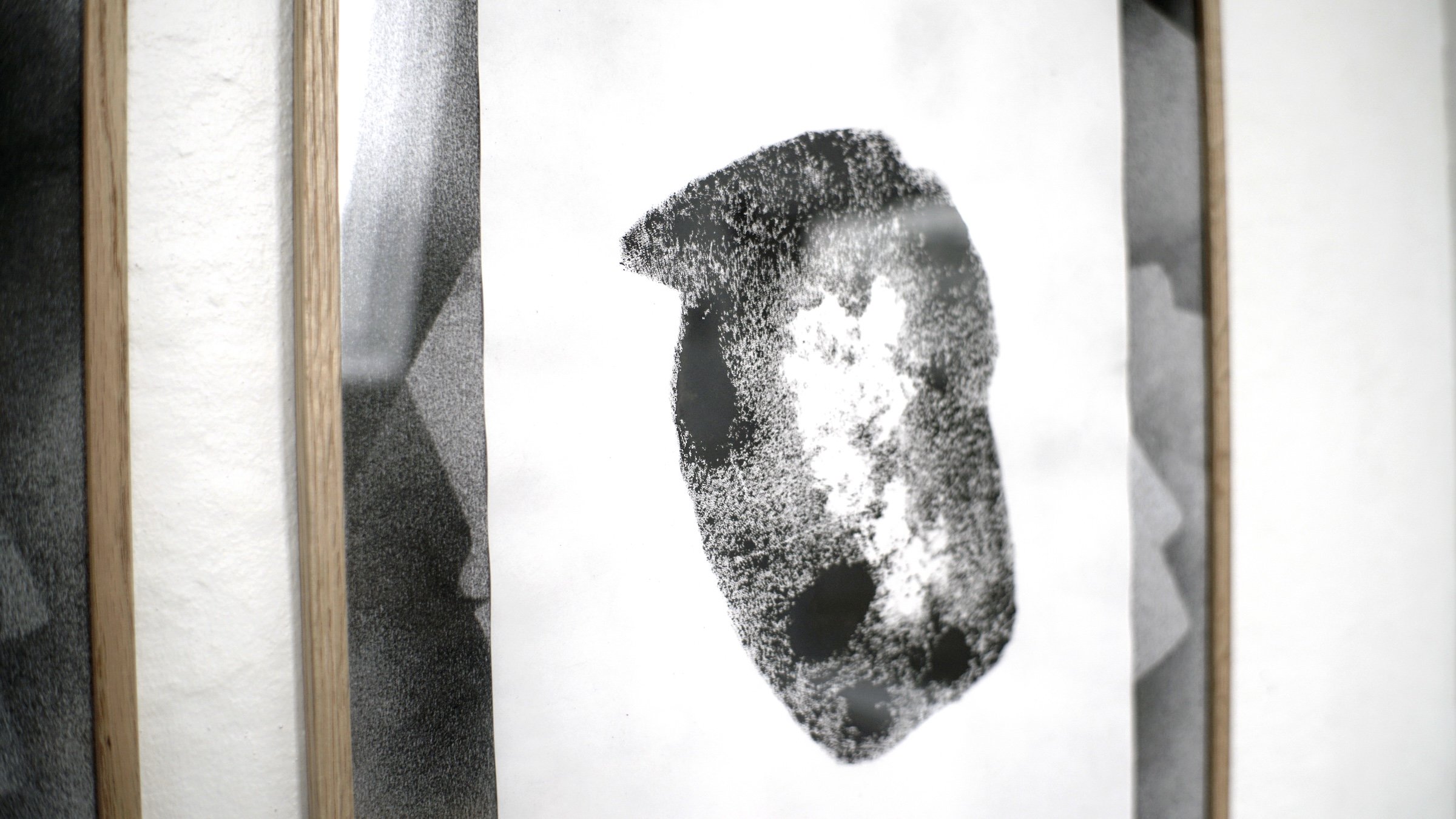 Installationview. Jona Borrut, 2025, Ole Vinter Room <i>Rumme Holde Huse</i>. Foto: Ole Vinter Room