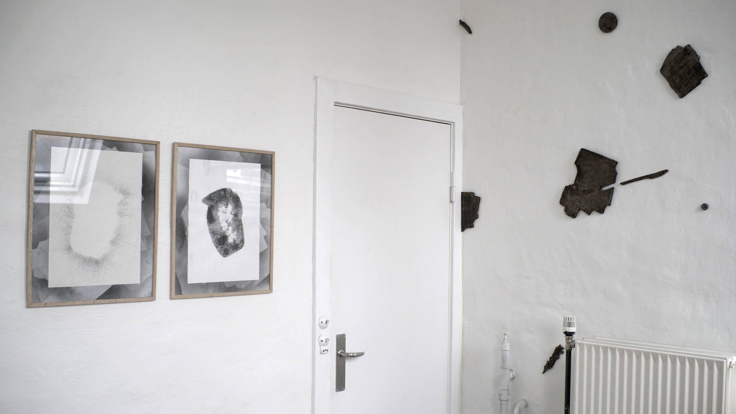 Installationview. Jona Borrut, 2025, Ole Vinter Room Rumme Holde Huse. Foto: Ole Vinter Room