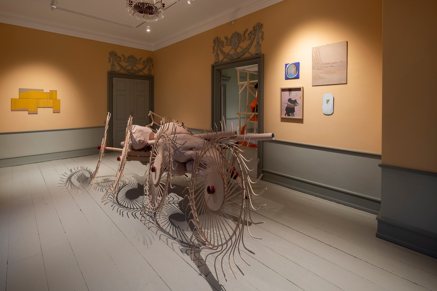 Ellen Hyllemose: <em>Conversation between two systems</em>, 2023. Fra soloudstillingen <i>Landskab set fra siden</i> på Møstings i 2023. Foto: Torben Eskerod