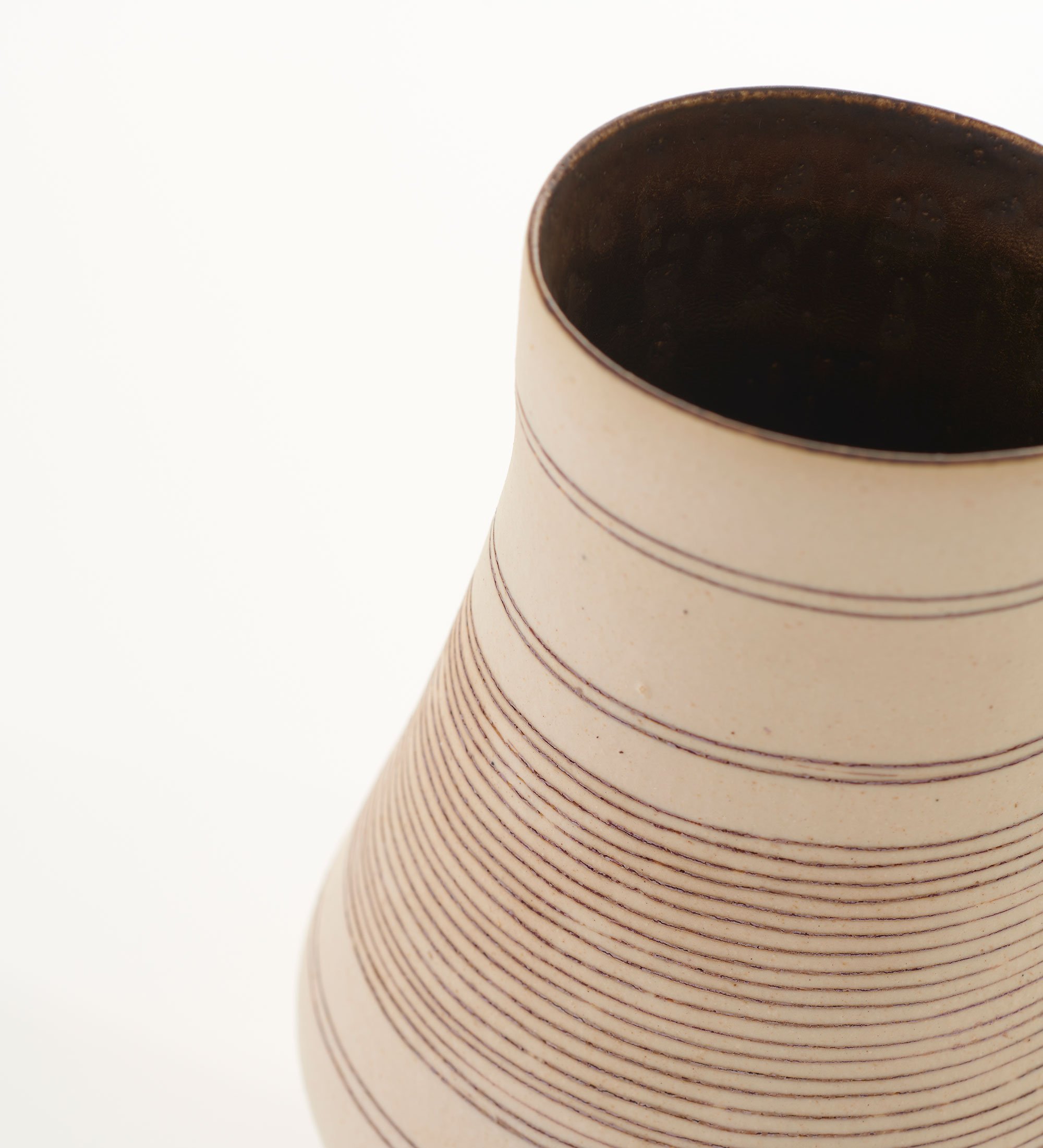 Lucie Rie, <i>Vase</i>, ca. 1977, detalje, porcelæn med manganglasur og indlagte linjer. Ejer: Christopher Gorman-Evans. Foto: Sylvain Deleu. Med tilladelse fra Offer Waterman, London.